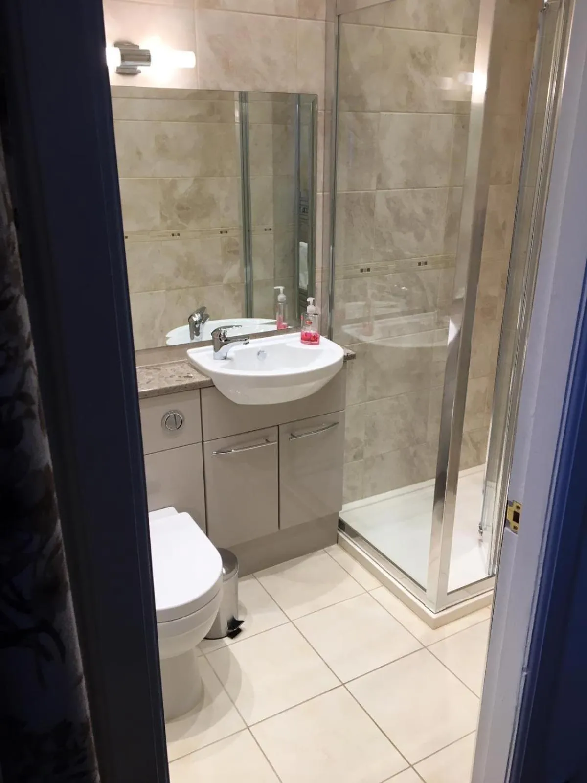 Bathroom in Ledgowan Lodge Hotel