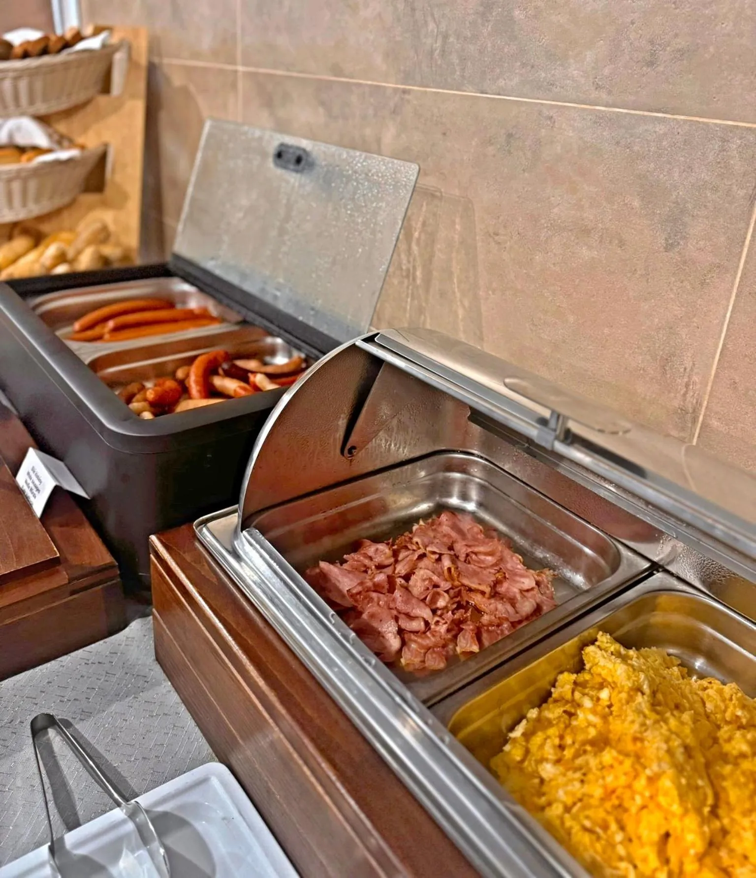 Restaurant/places to eat in PATRIA HOTEL