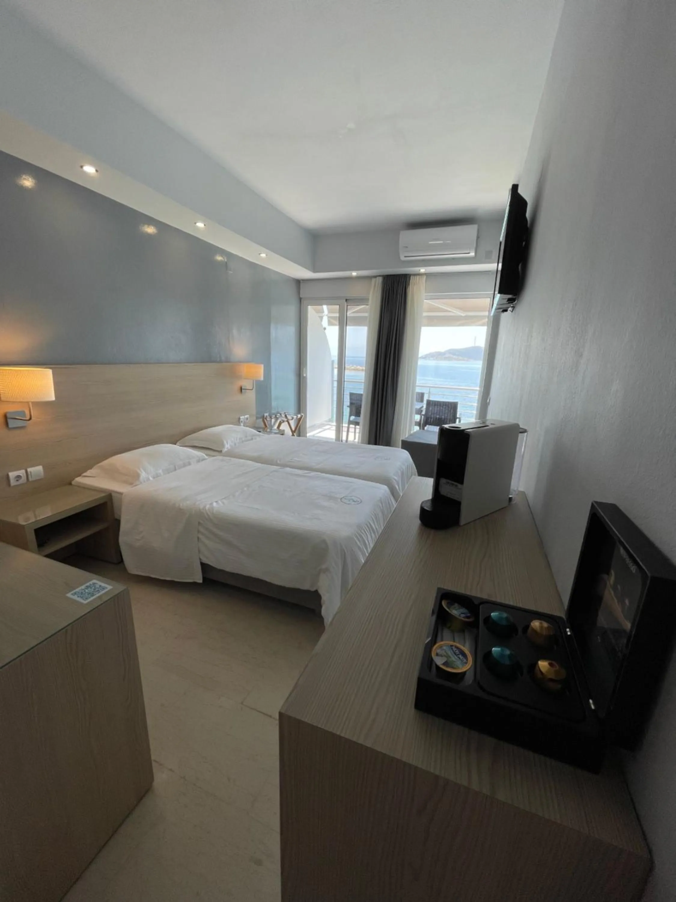 Bed in Thalassa view