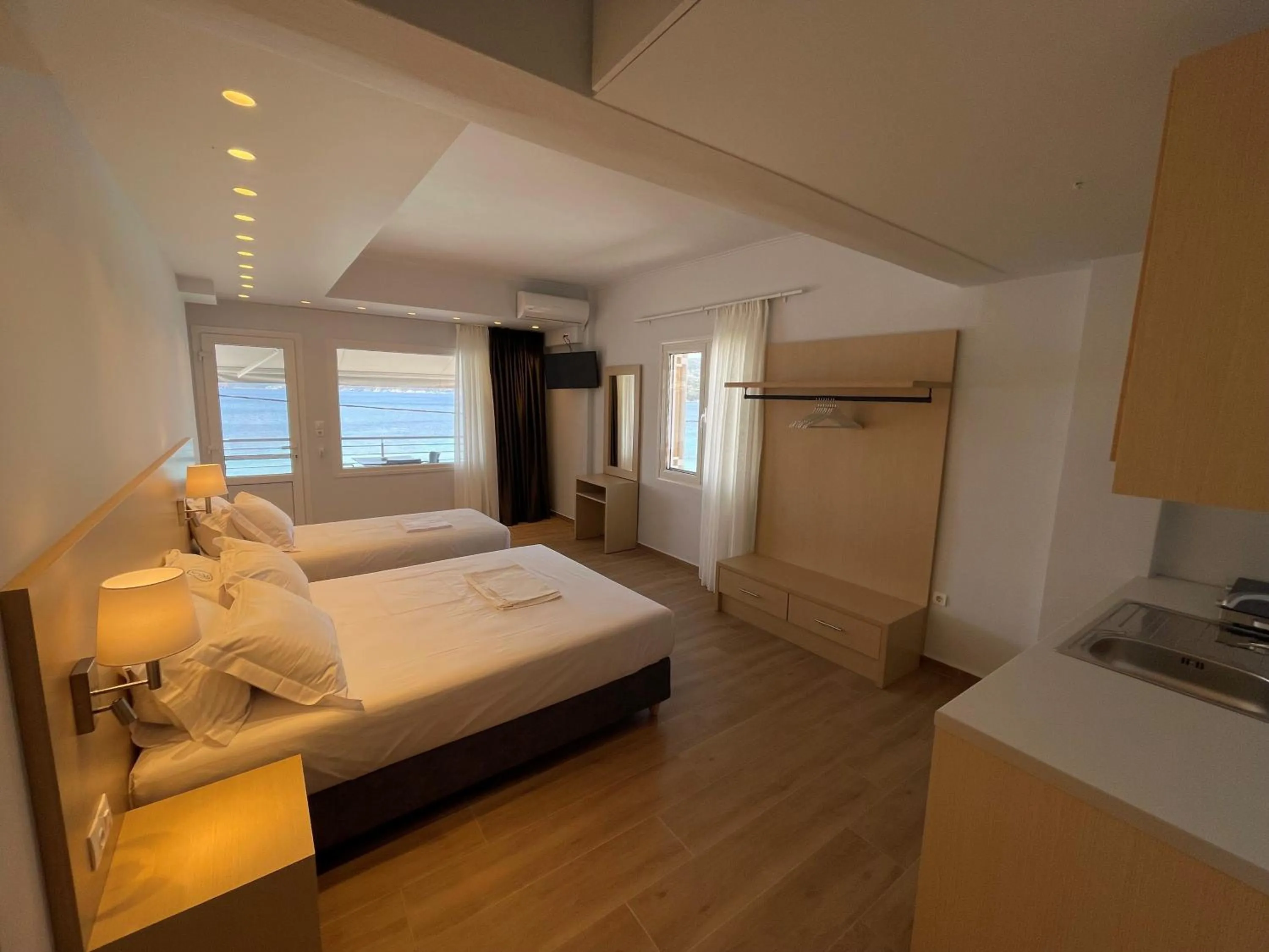 Bed in Thalassa view