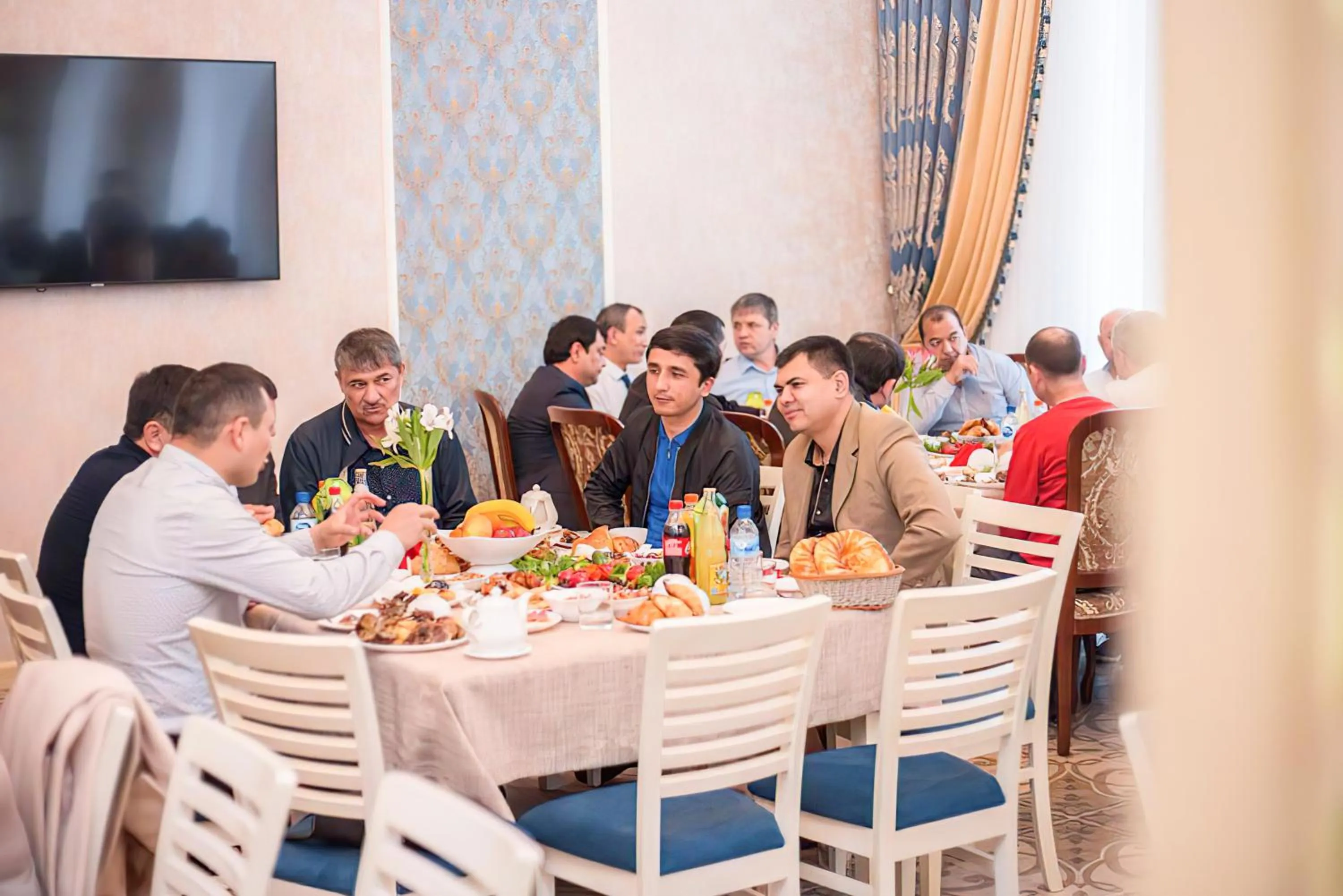 People in Reikartz Xon Tashkent