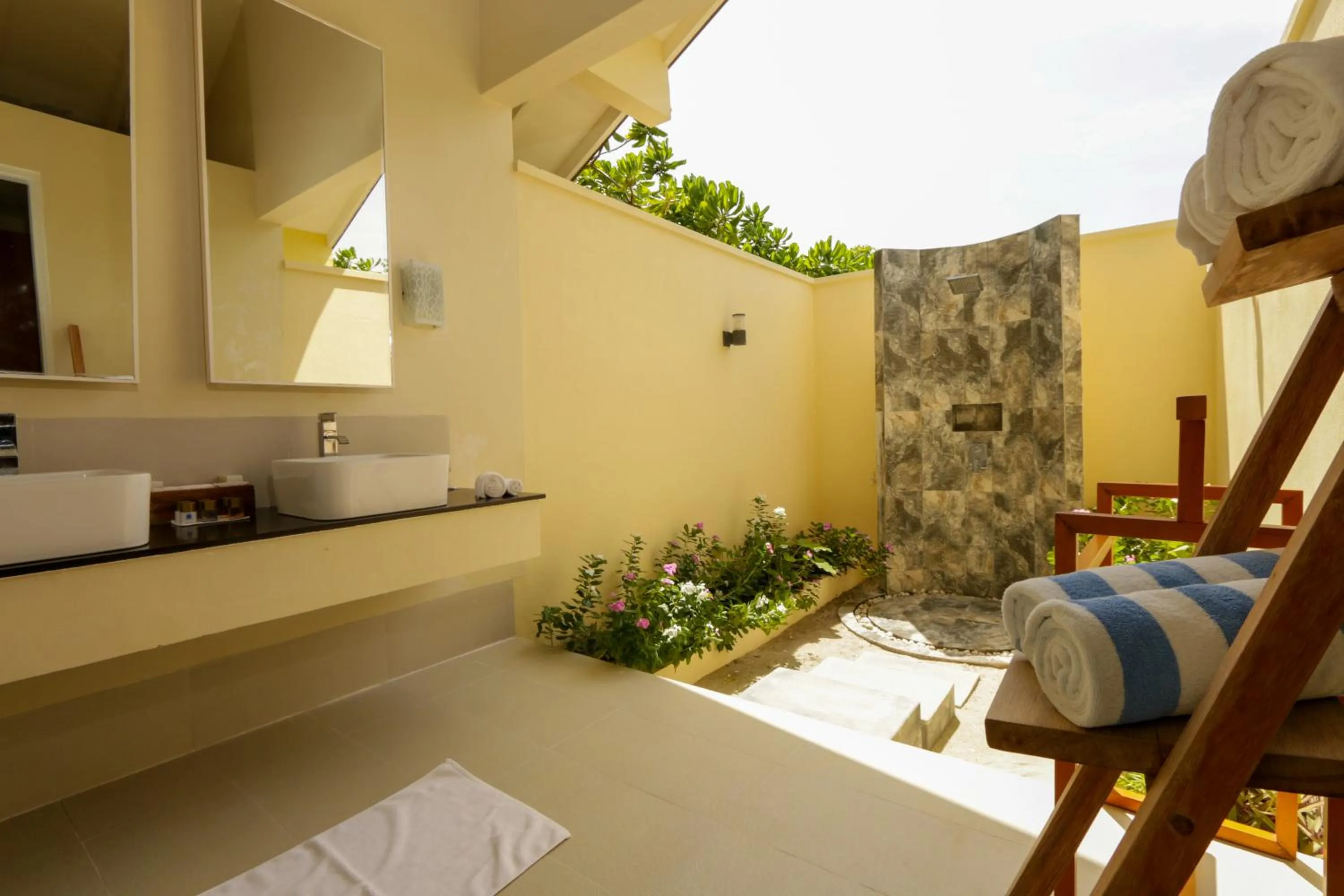 Shower in Hondaafushi Island Resort