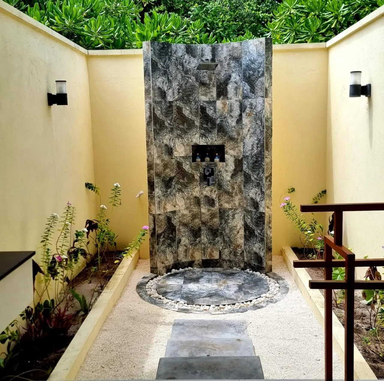 Shower in Hondaafushi Island Resort