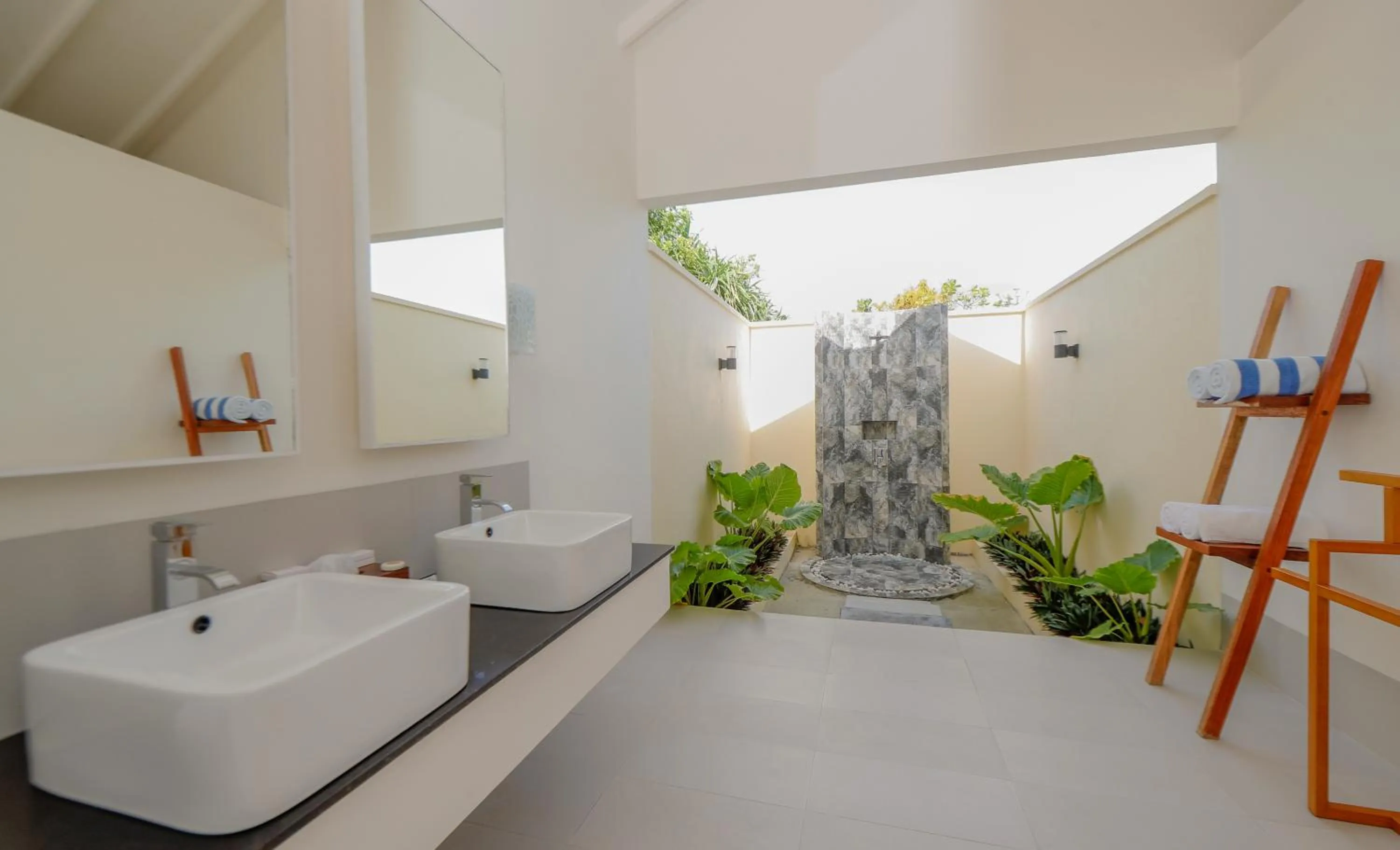 Shower in Hondaafushi Island Resort