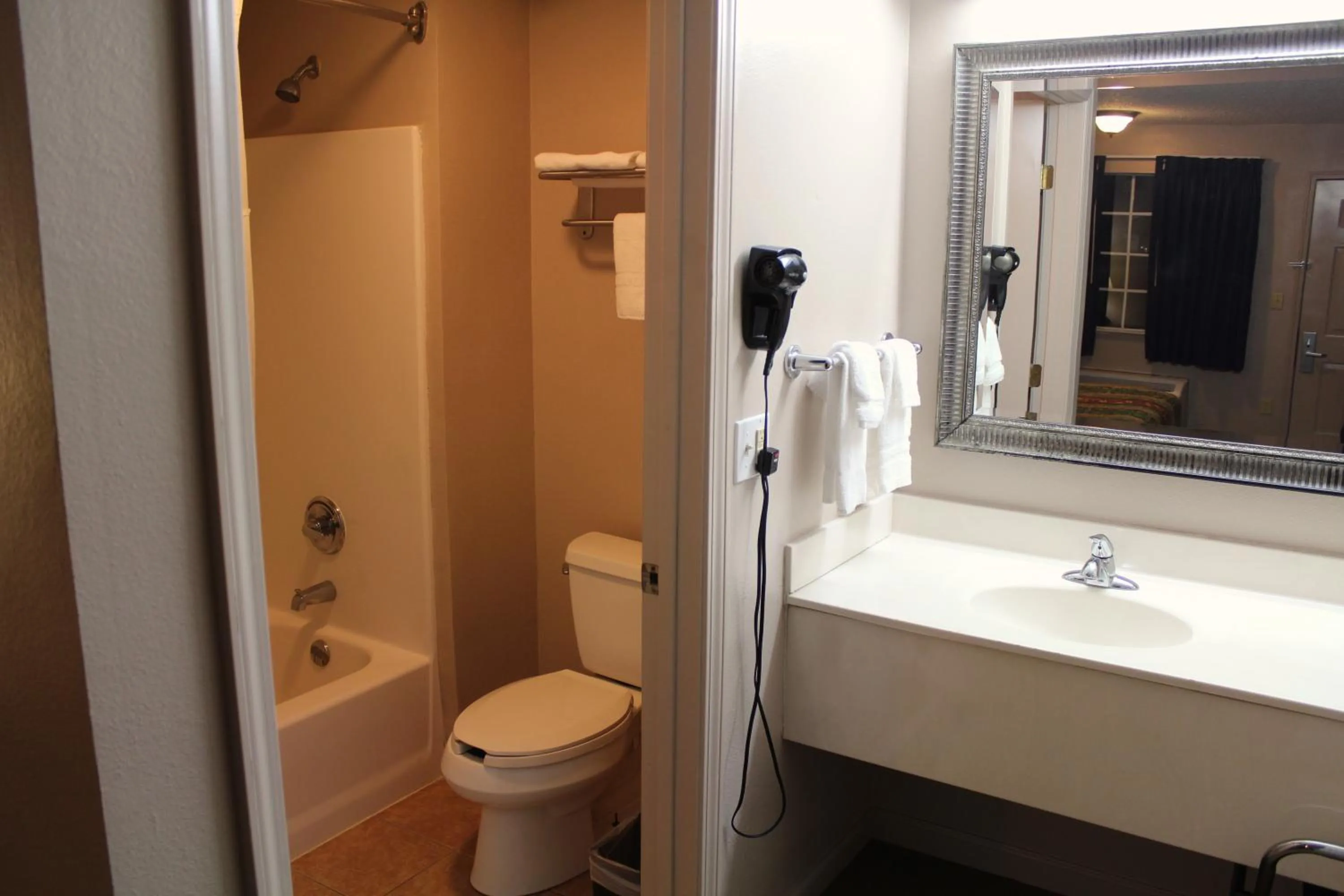 Bathroom in Highland Inn Denham Springs Baton Rouge East