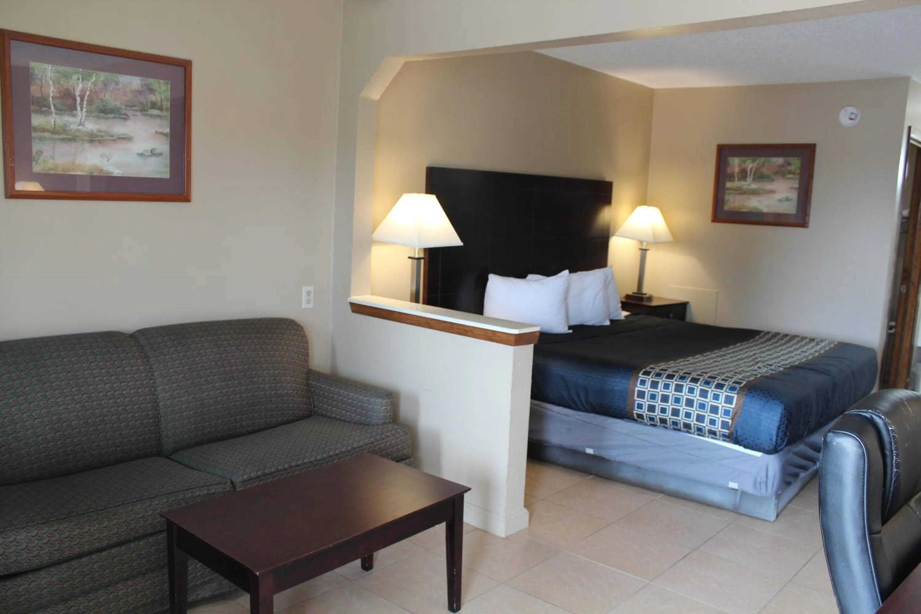 Photo of the whole room in Highland Inn Denham Springs Baton Rouge East