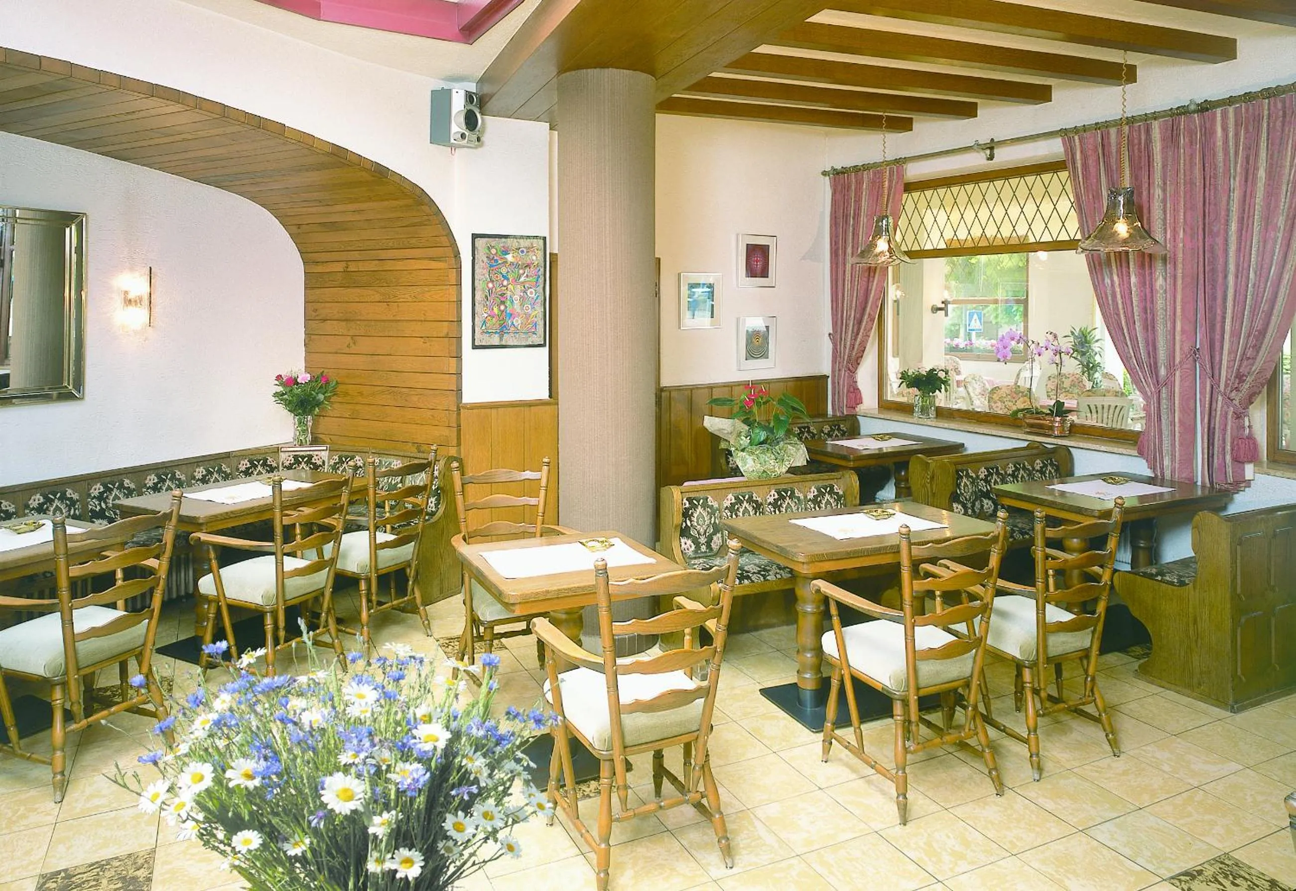 Restaurant/places to eat in Hotel Kinnen