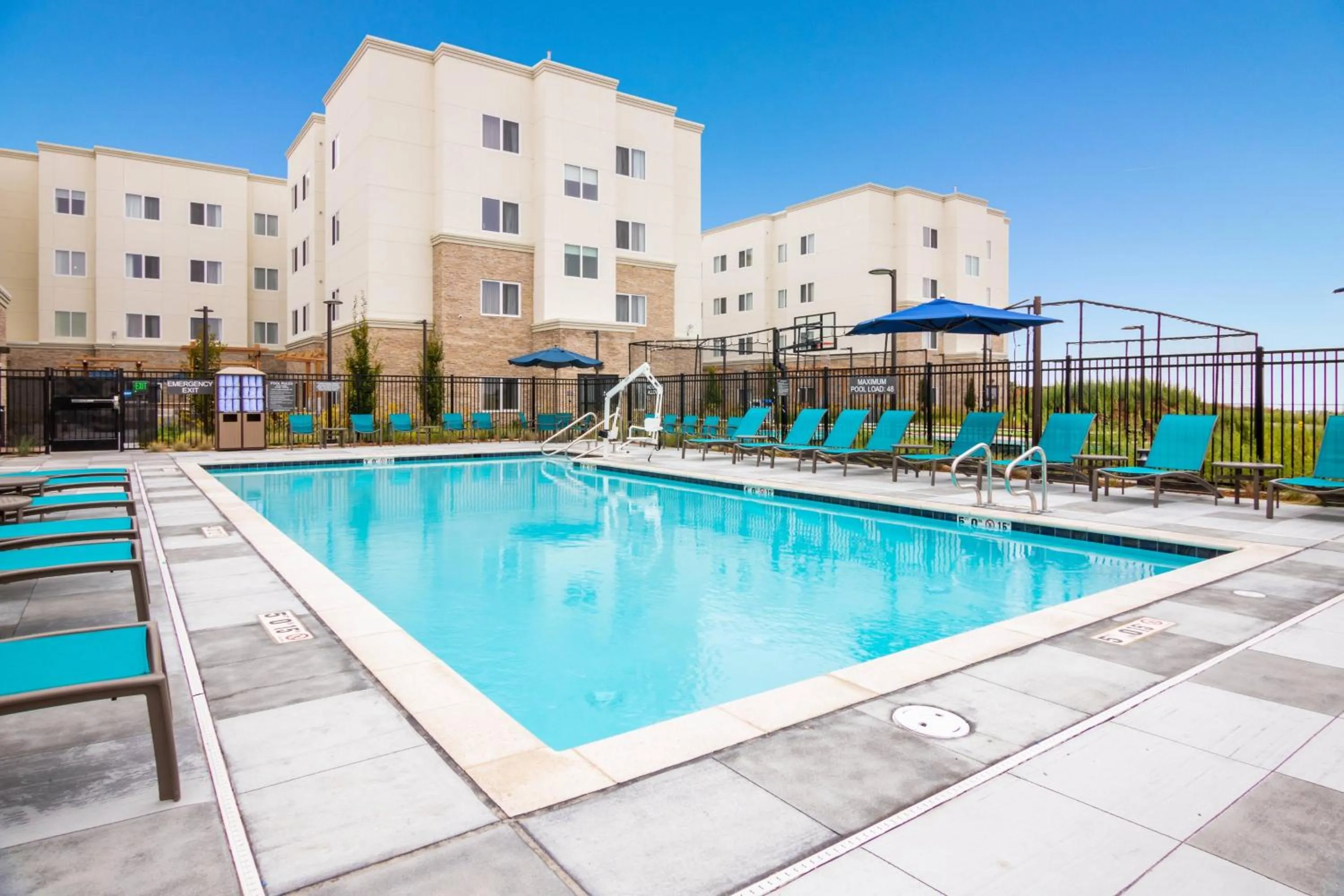 Swimming pool in Fairfield Inn & Suites by Marriott San Jose North/Silicon Valley