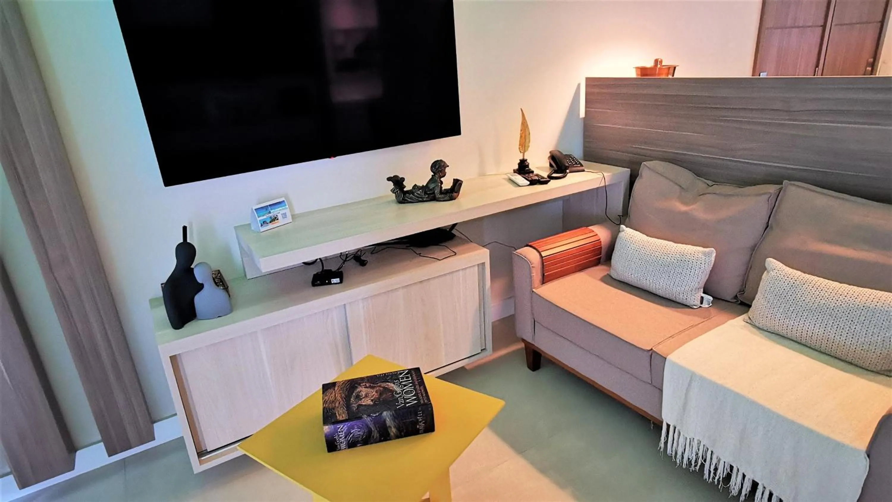 Decorative detail, Bed in Seaflats Iate Plaza Hotel