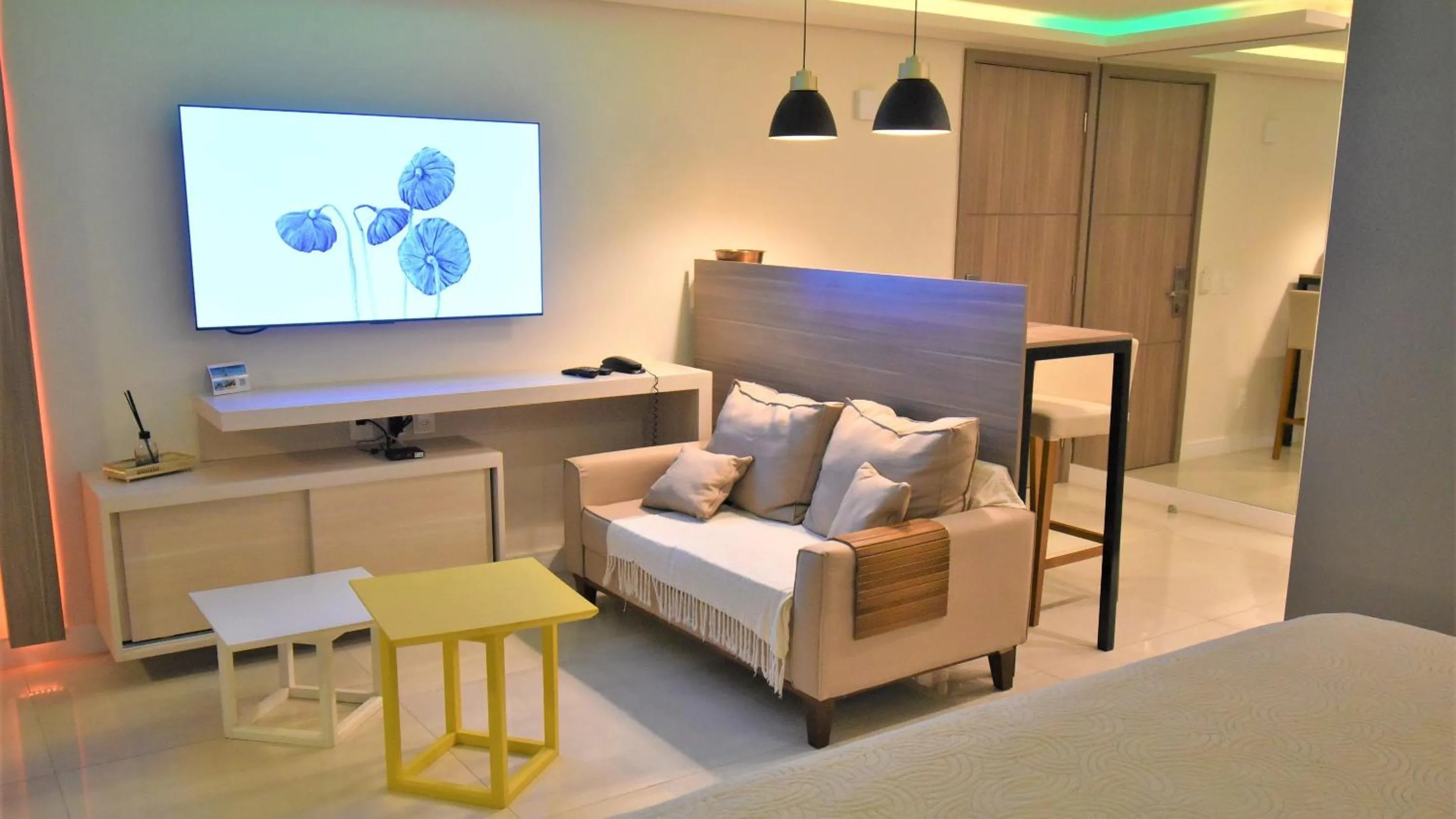 Living room, Bed in Seaflats Iate Plaza Hotel