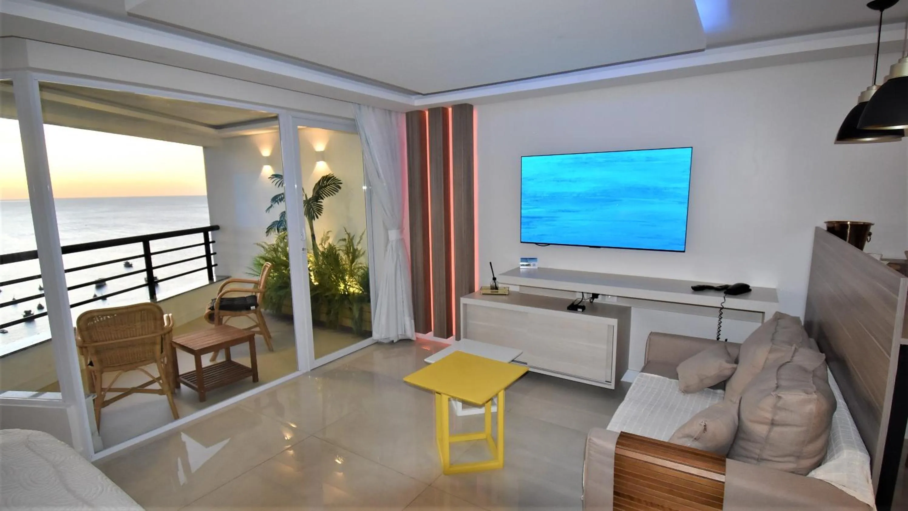 Communal lounge/ TV room in Seaflats Iate Plaza Hotel