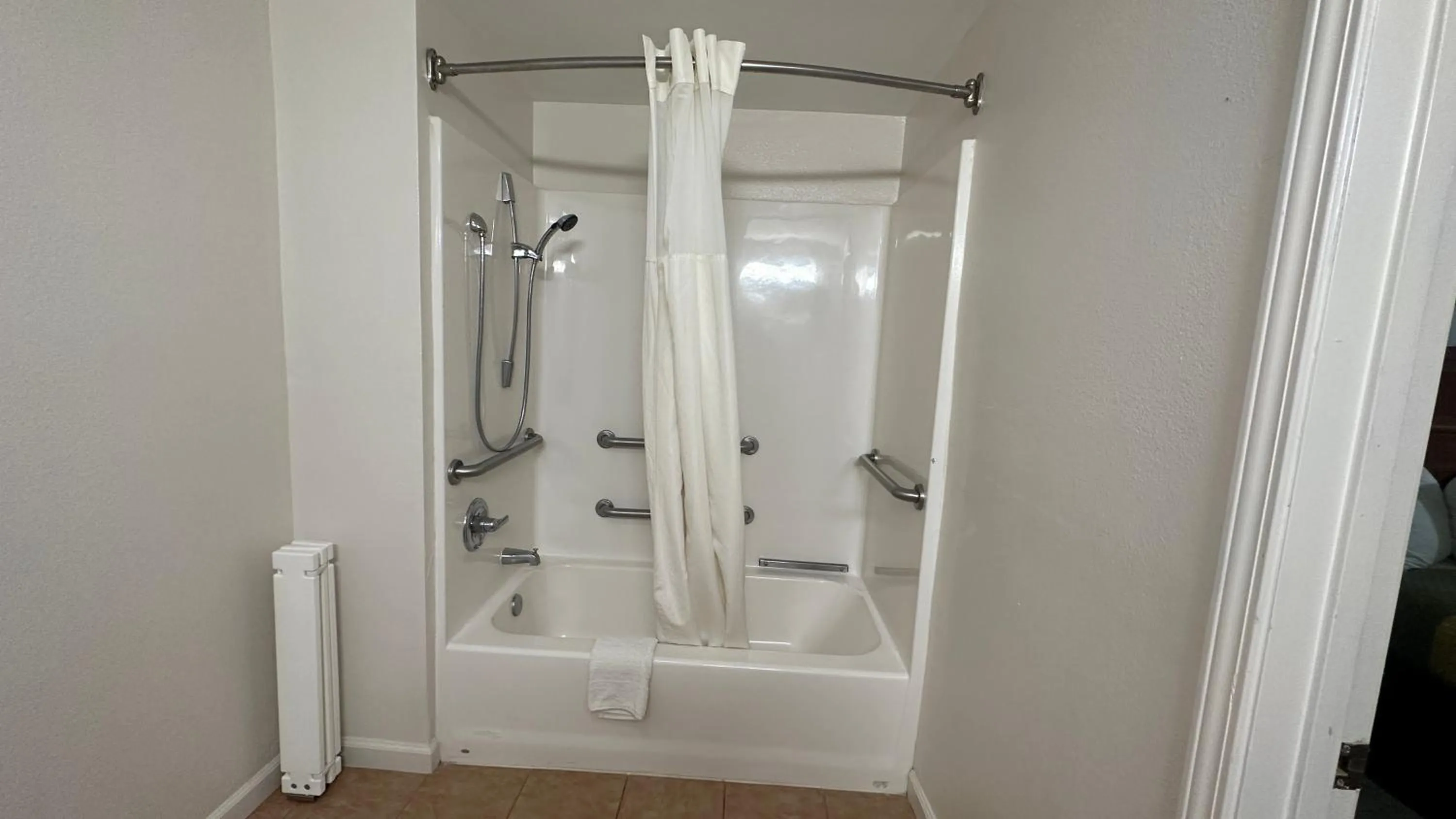 Shower in Carom Inn Denham Springs-BatonRouge