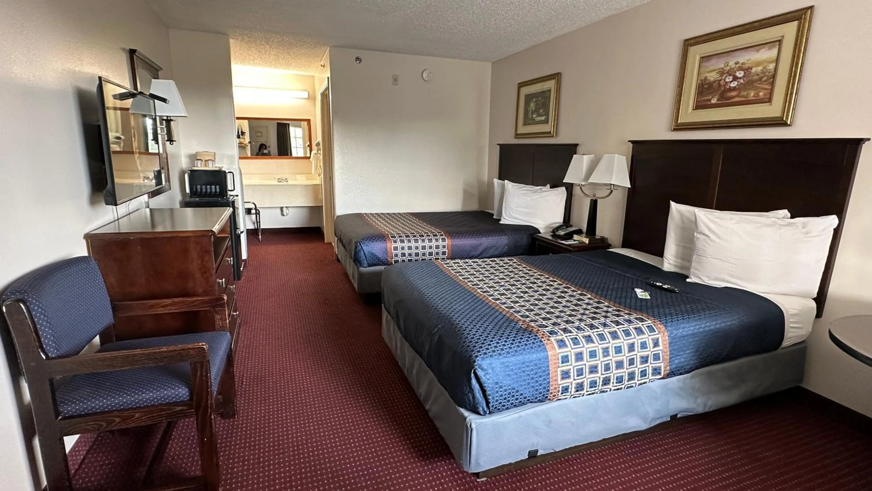 Photo of the whole room, Bed in Carom Inn Denham Springs-BatonRouge