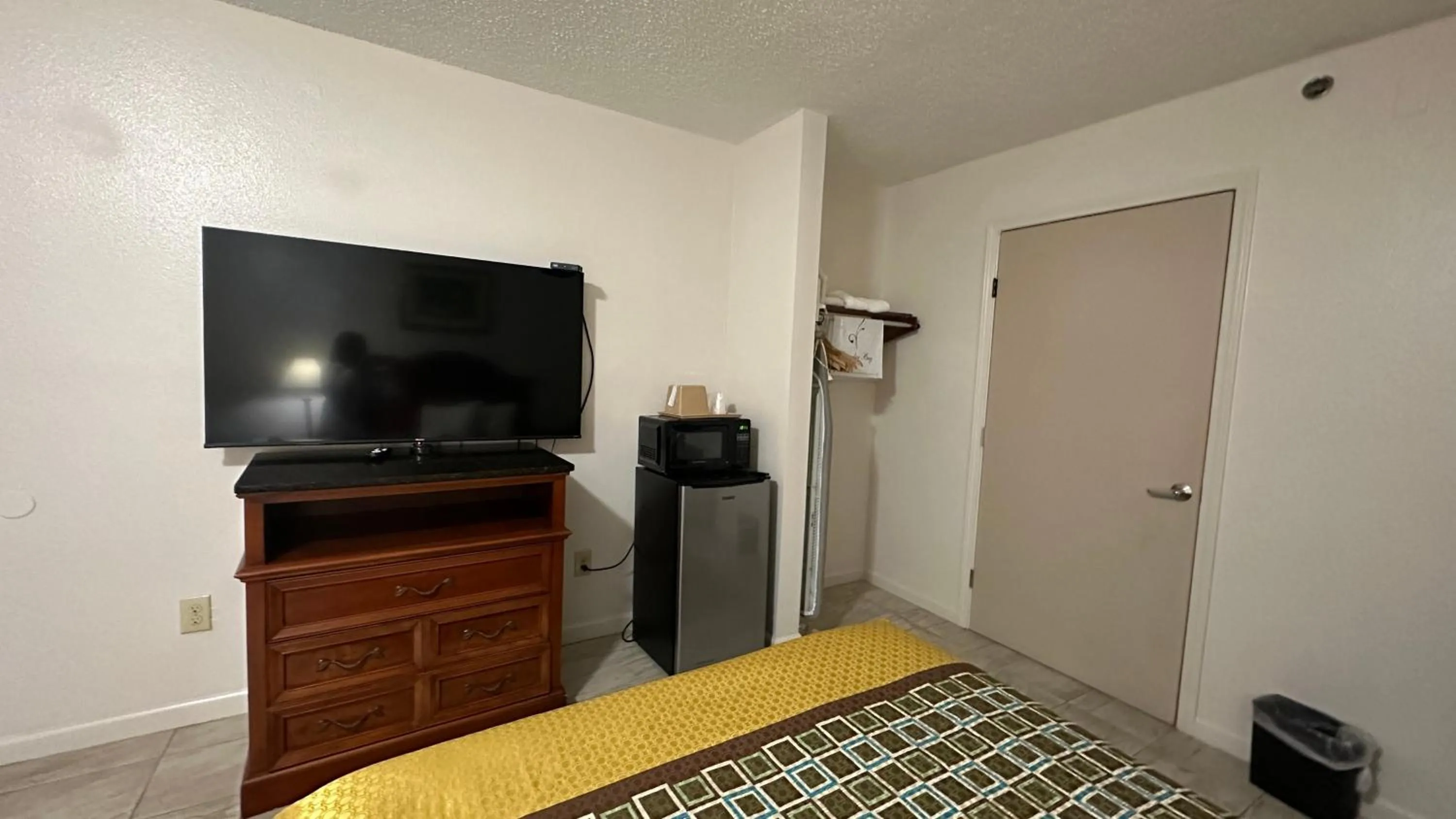 TV and multimedia, Bed in Carom Inn Denham Springs-BatonRouge
