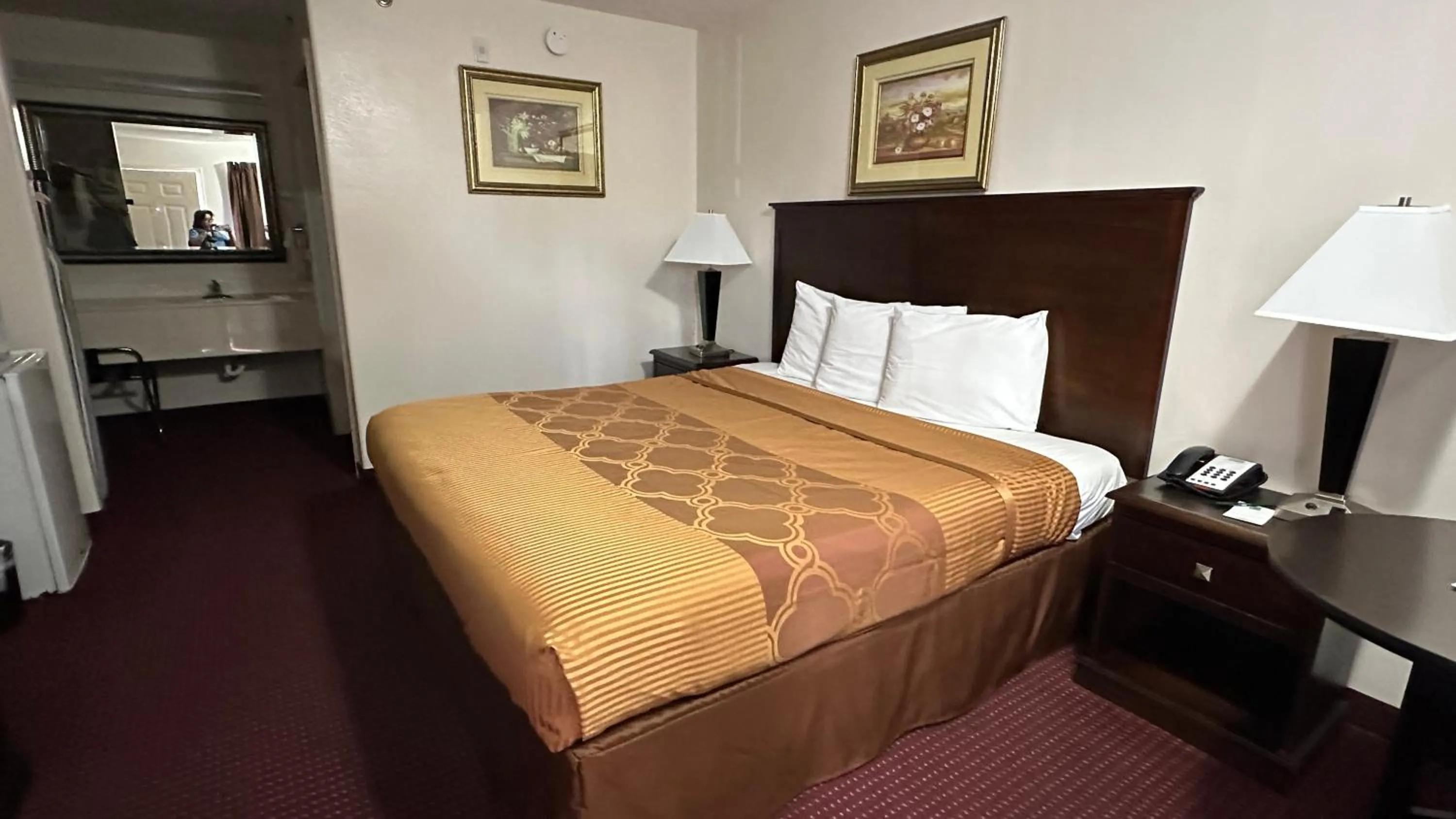 Bed in Carom Inn Denham Springs-BatonRouge