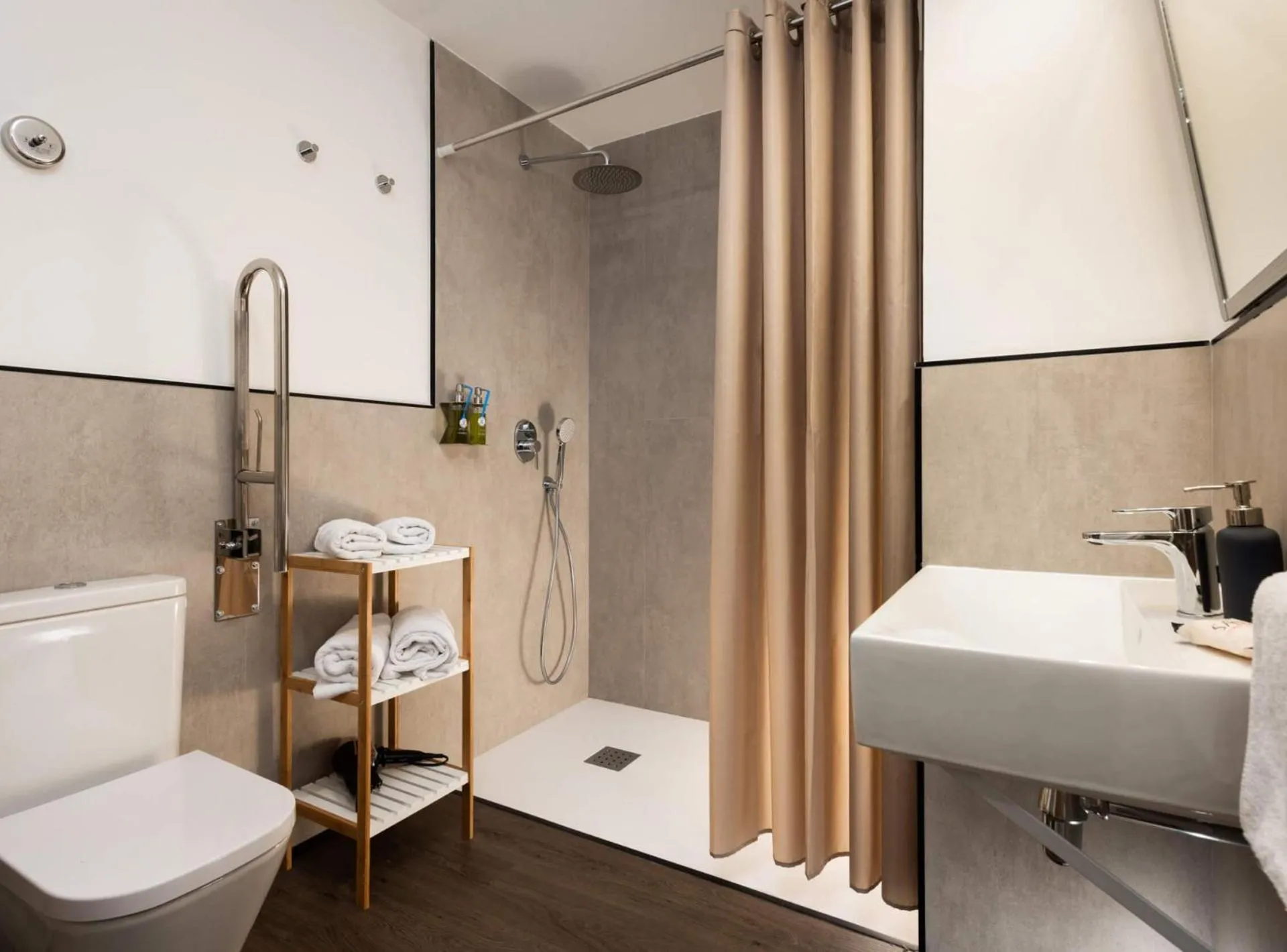 Bathroom in Casa Sevilla 1920 Suites by Época