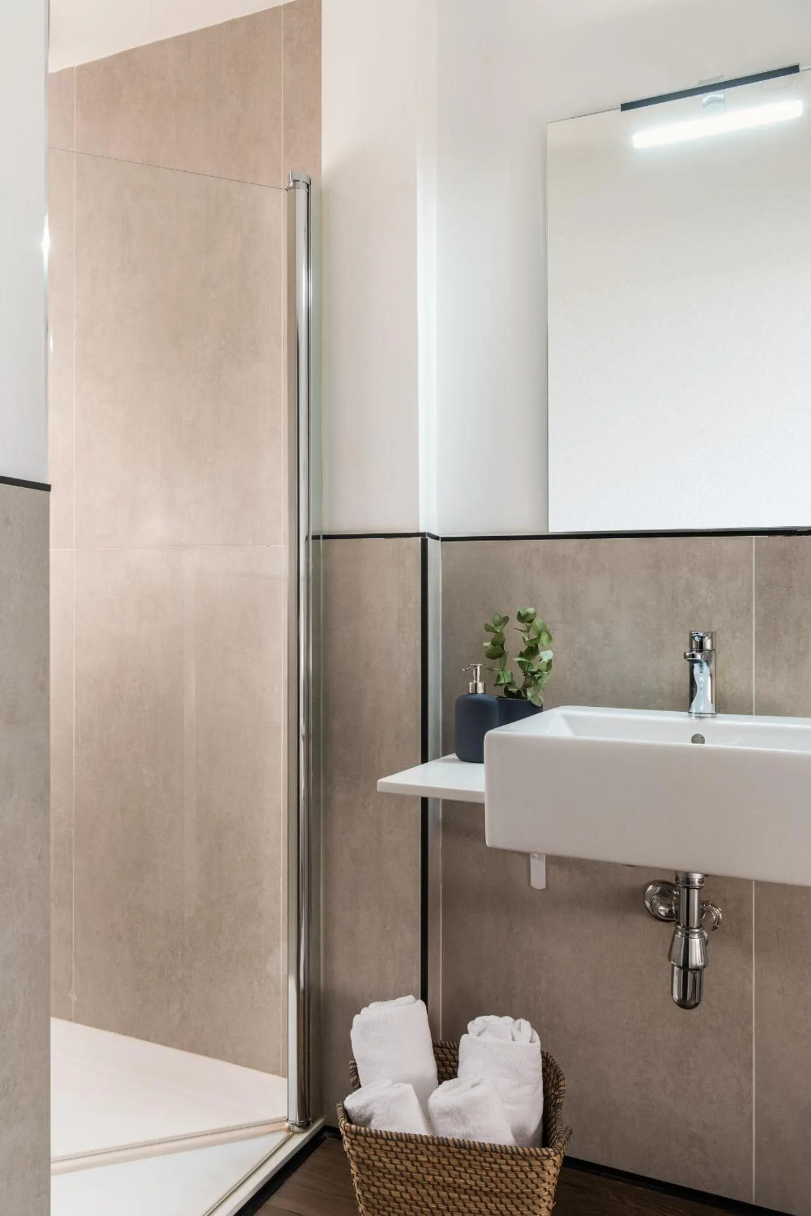 Shower in Casa Sevilla 1920 Suites by Época