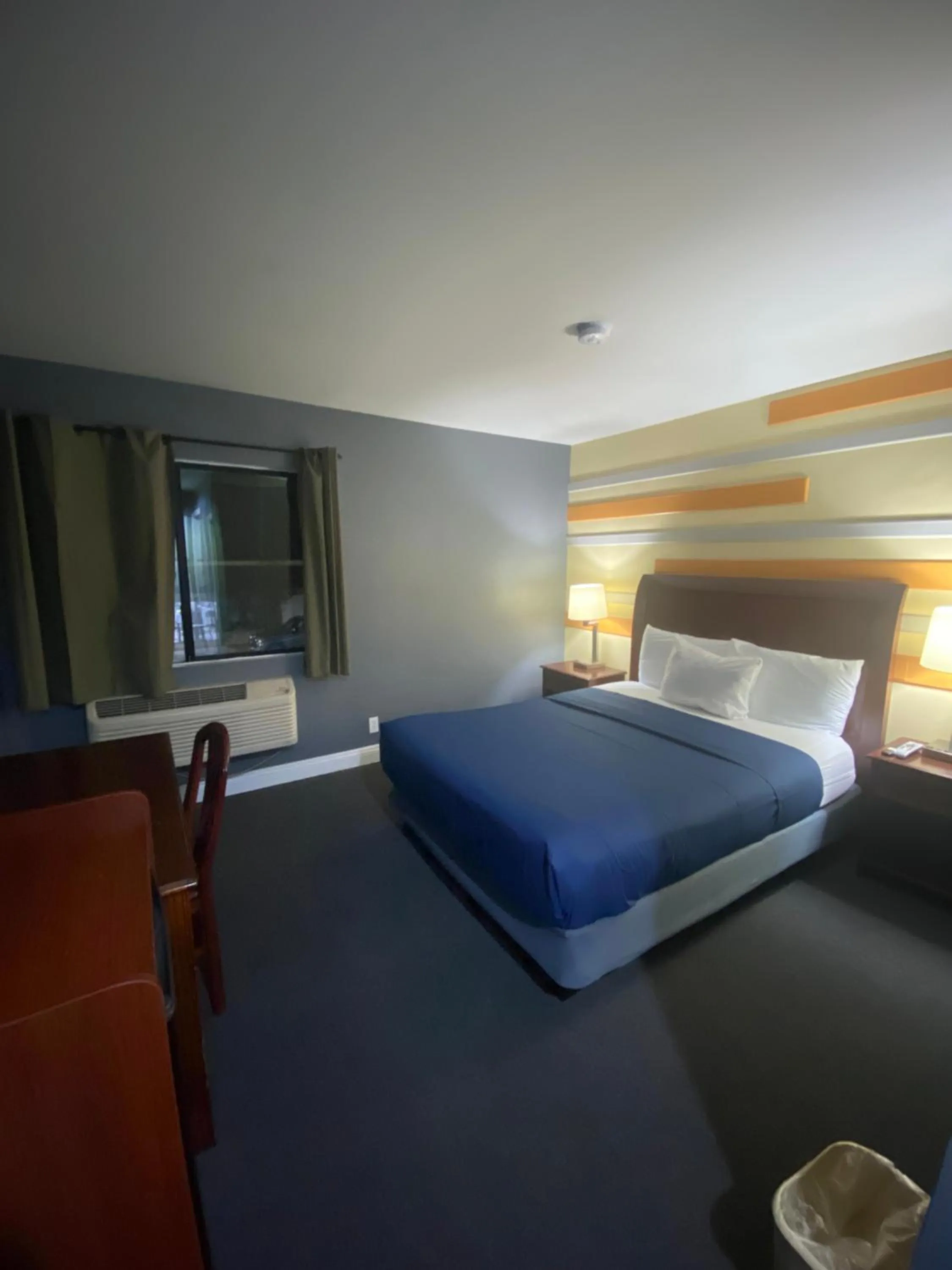 Bed in Knights Inn Los Angeles Central / Convention Center Area