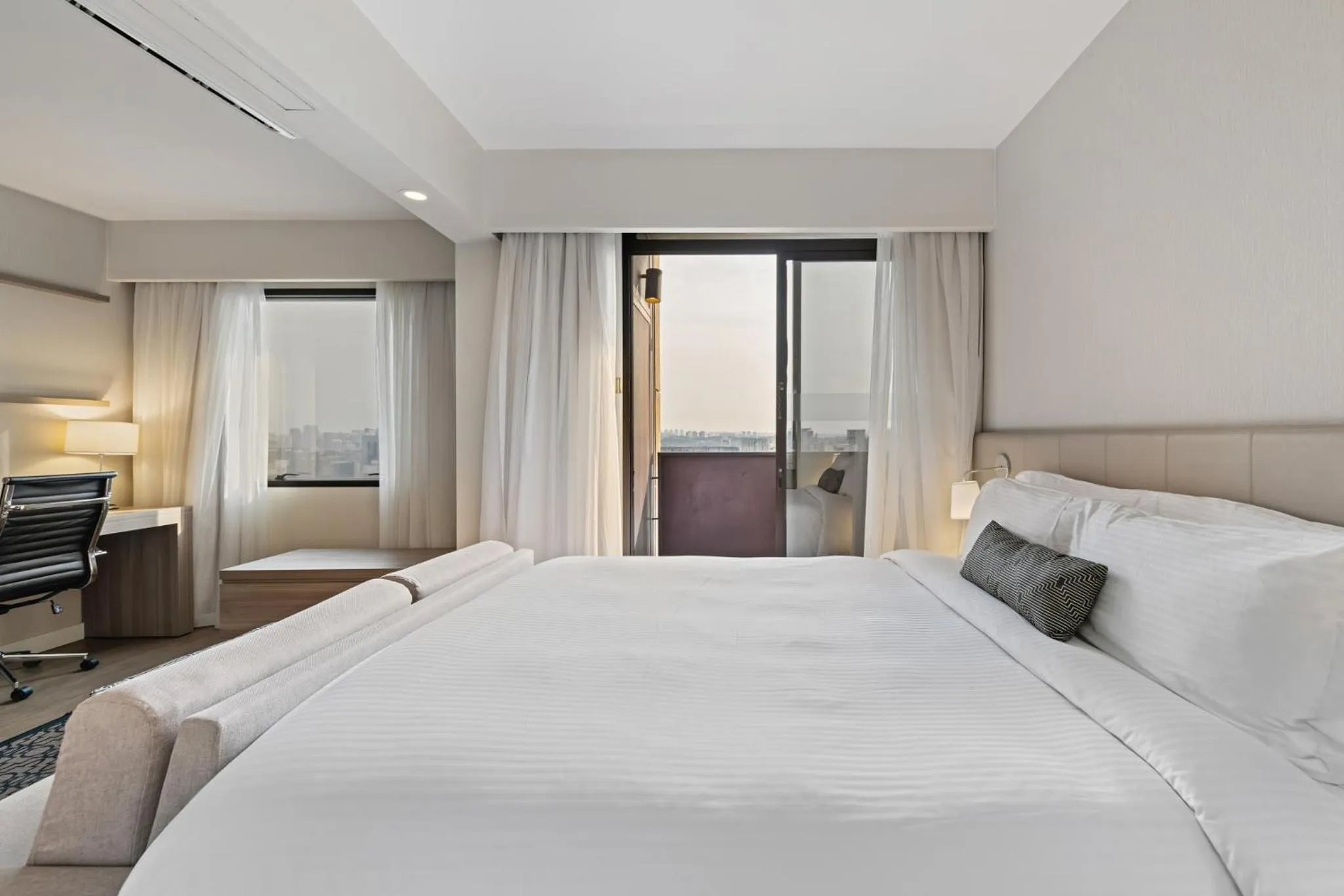 Photo of the whole room, Bed in Staybridge Suites São Paulo by IHG