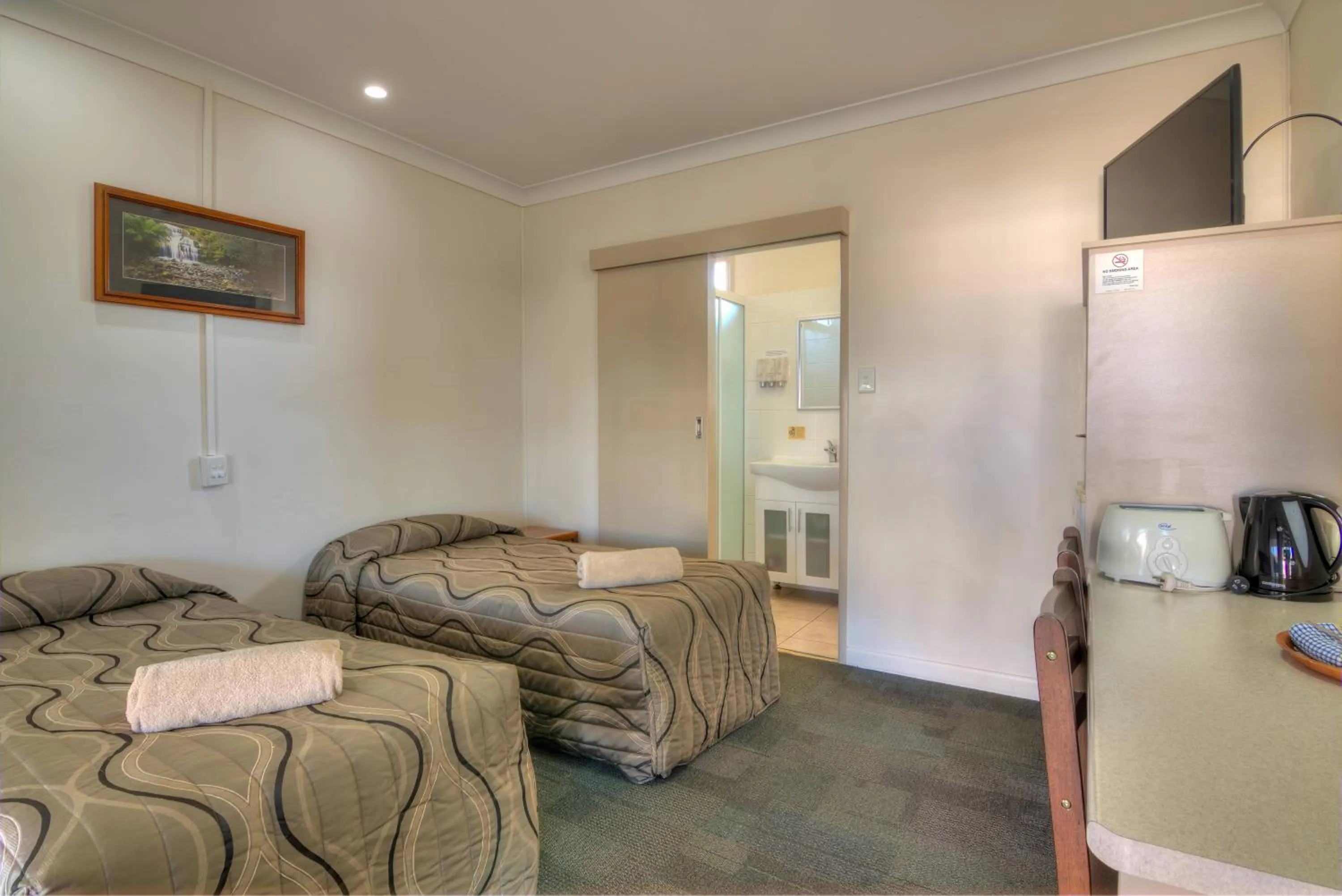 Photo of the whole room, Bed in Kingaroy Country Motel