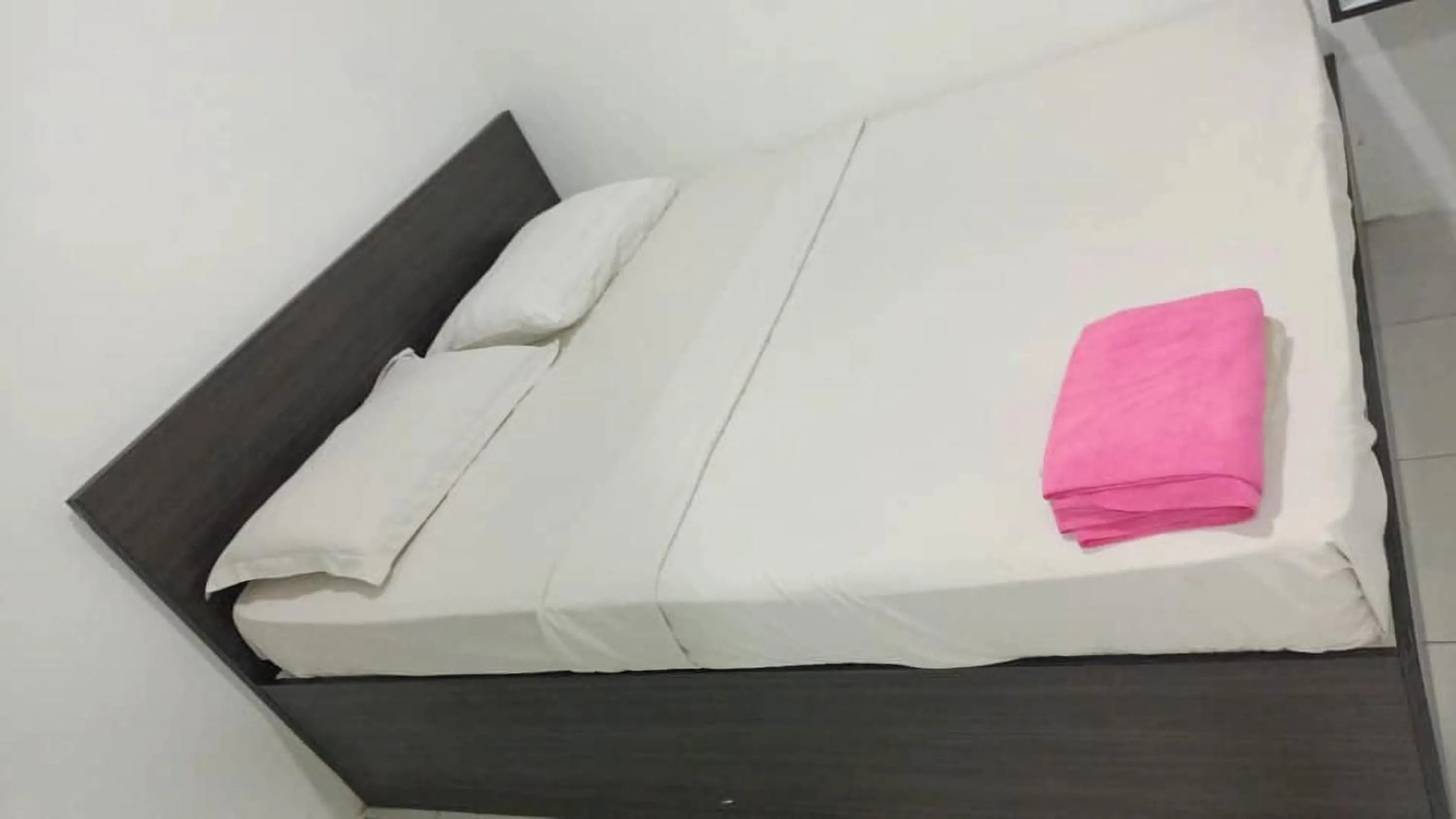 Bed in Hotel Checkedinn