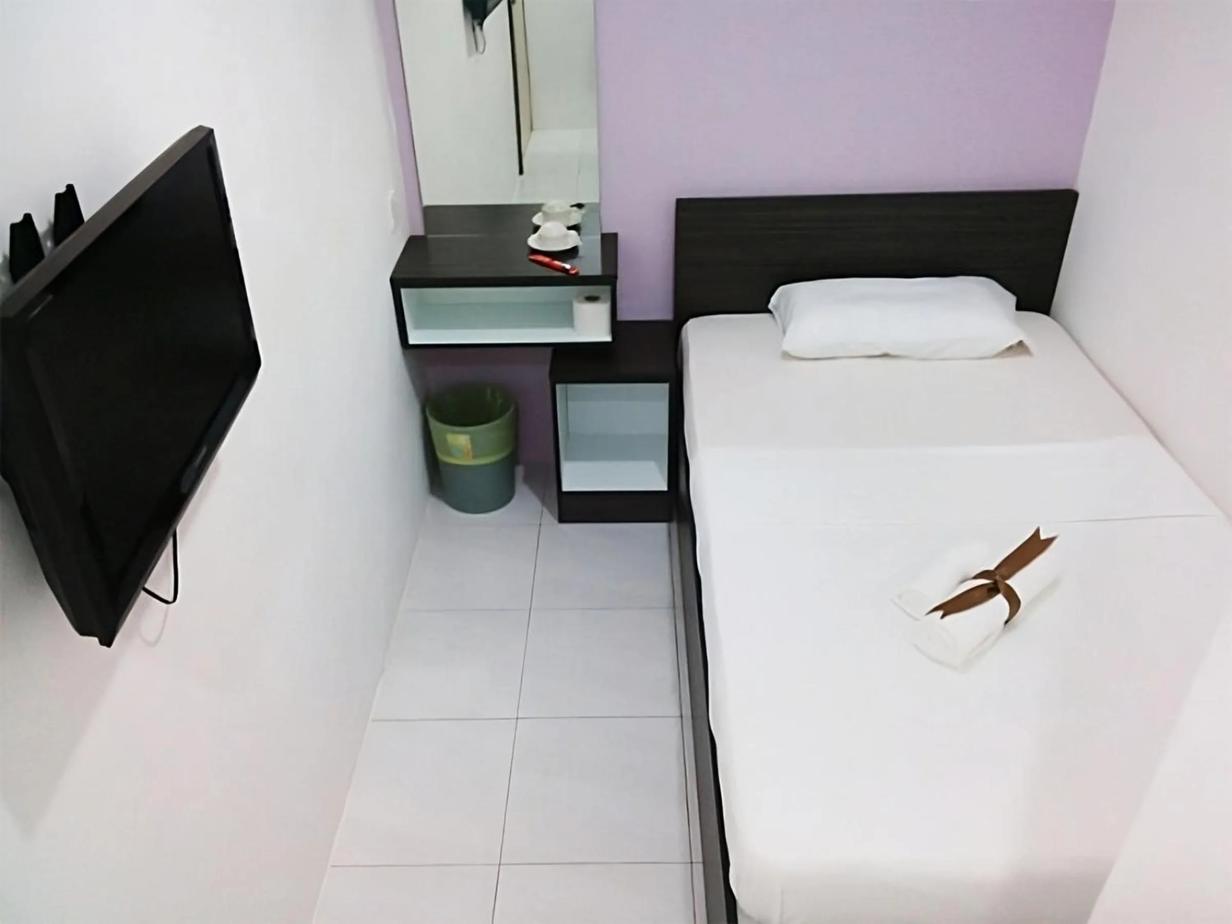 Bed in Hotel Checkedinn