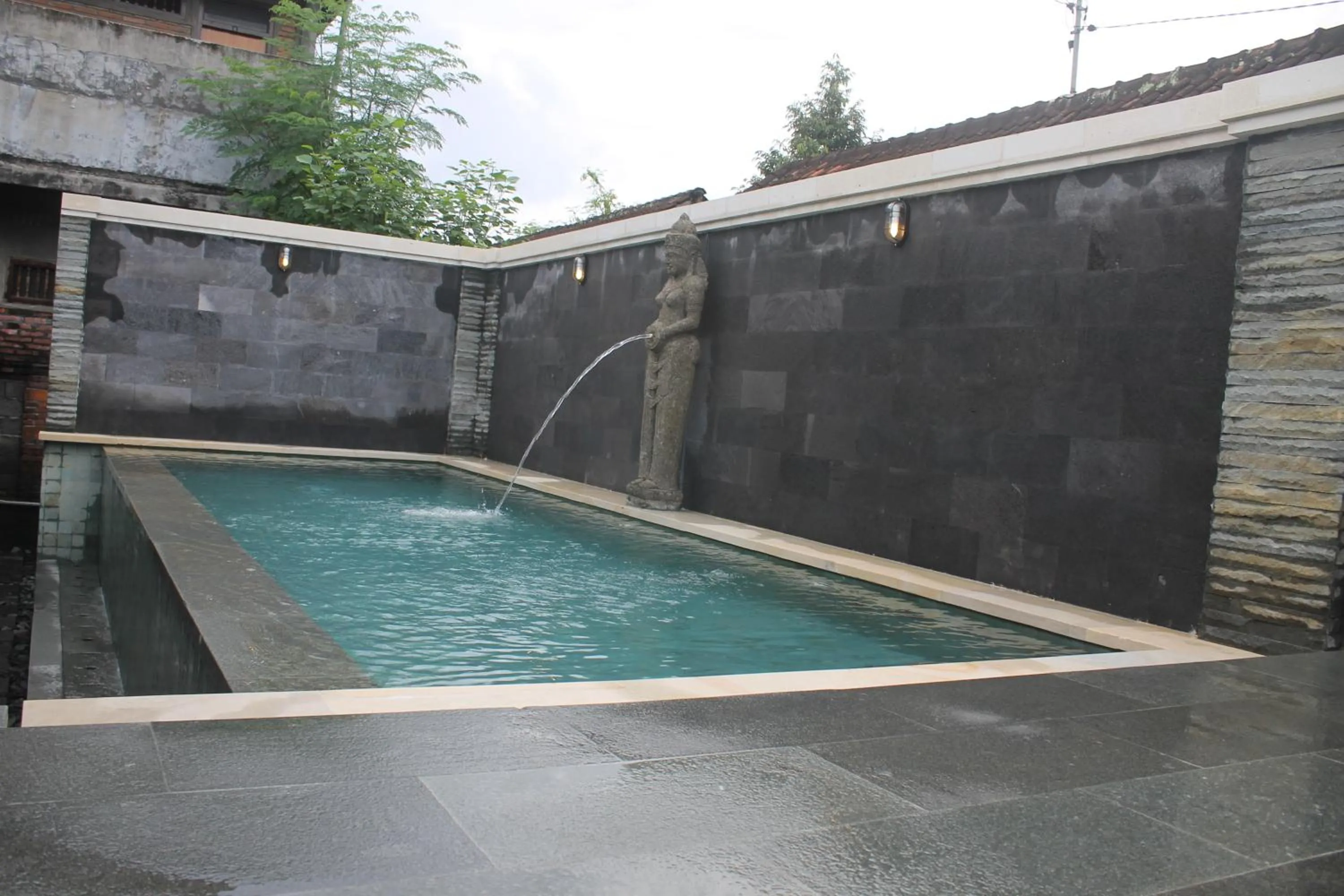 Swimming pool in Dewi Antara Homestay