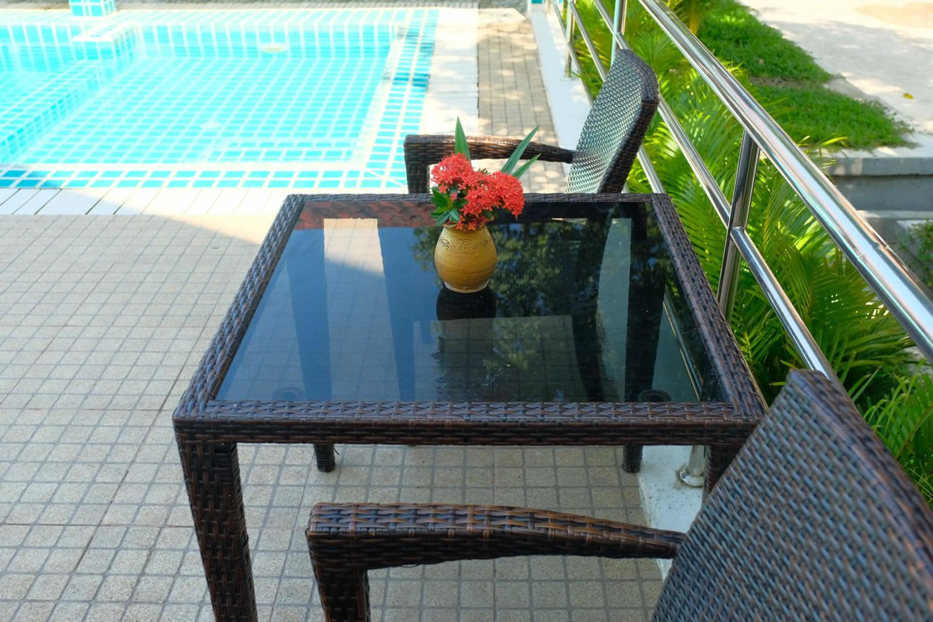 Pool view in E-Outfitting Vang Thong Hotel