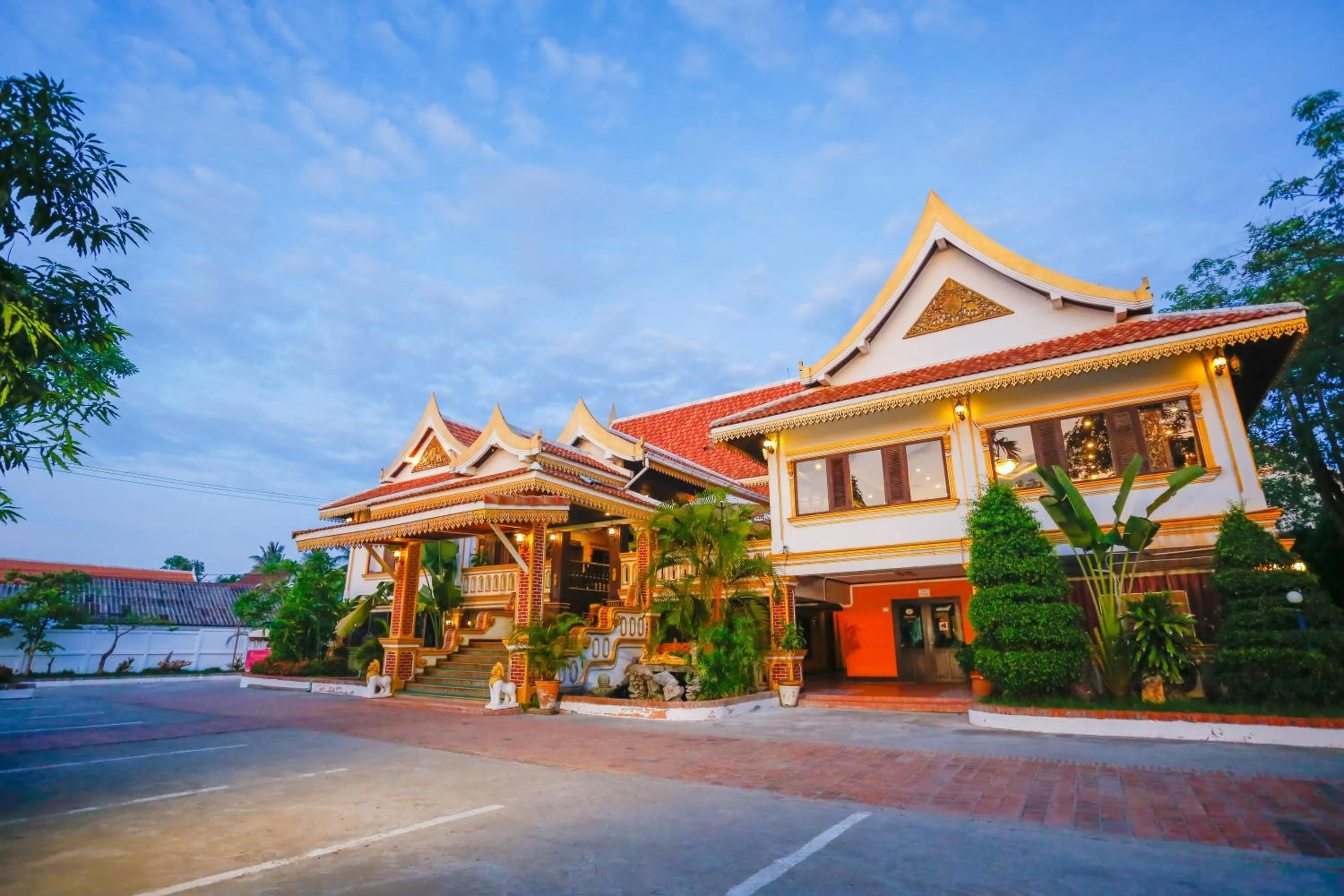 Property building in E-Outfitting Vang Thong Hotel