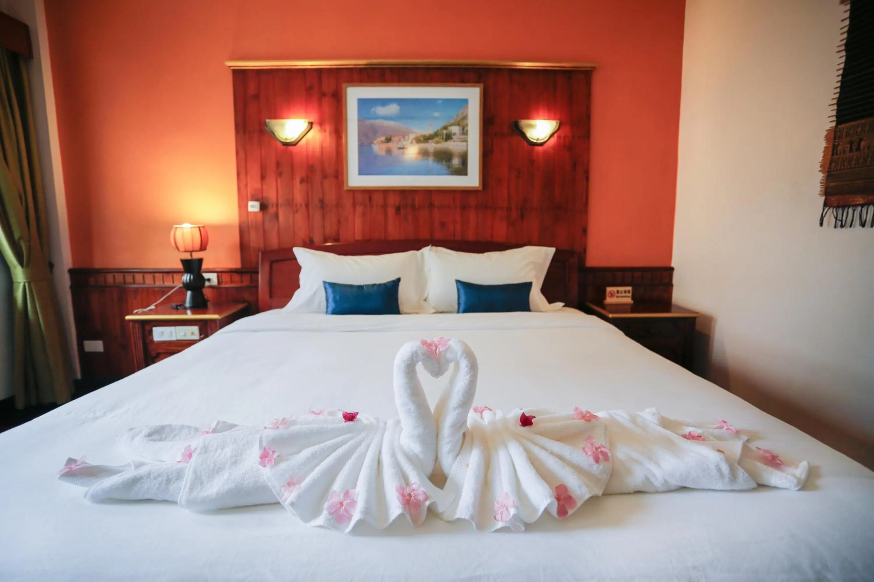 Bed in E-Outfitting Vang Thong Hotel