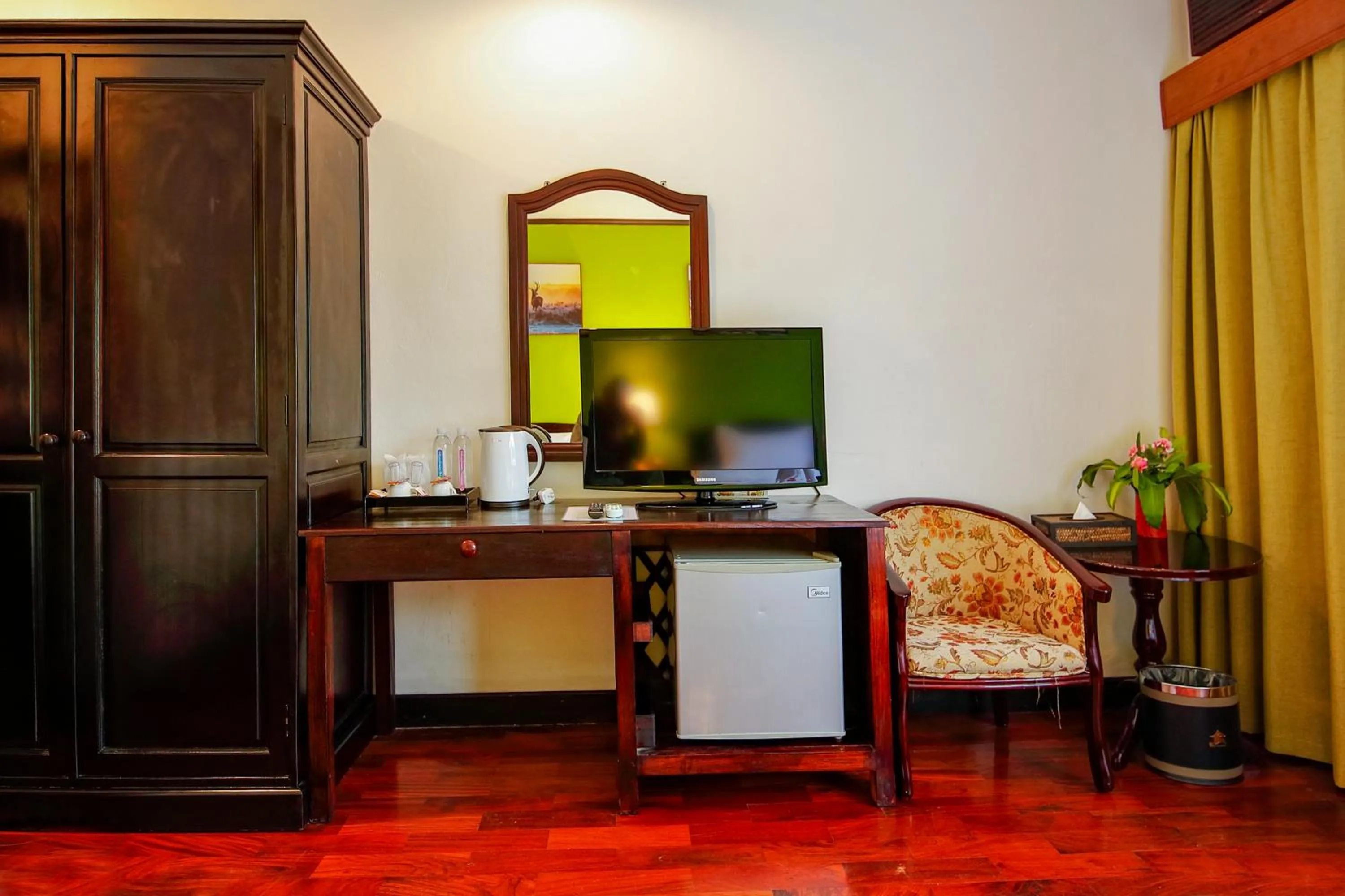 Communal lounge/ TV room in E-Outfitting Vang Thong Hotel