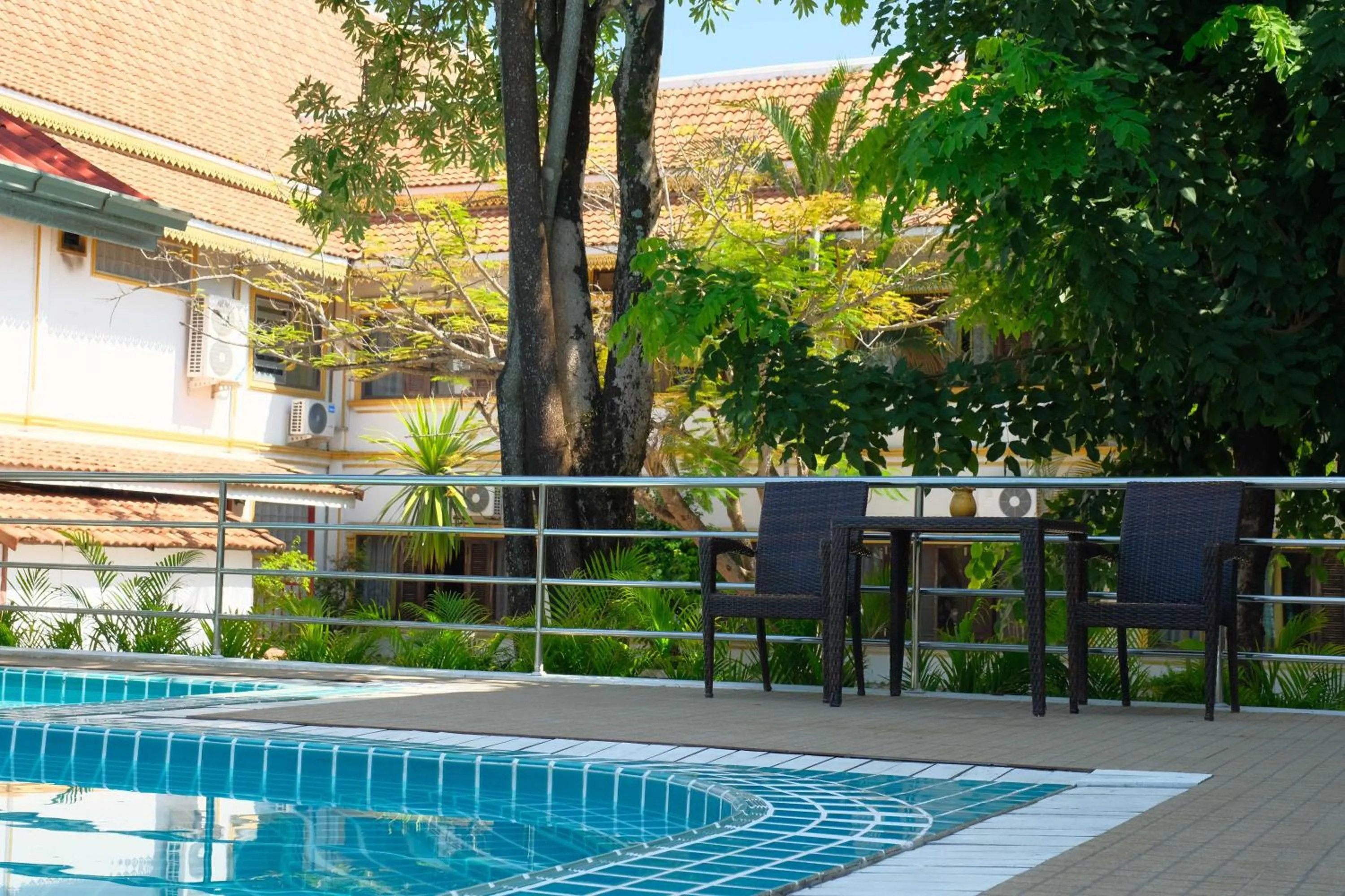 Patio in E-Outfitting Vang Thong Hotel