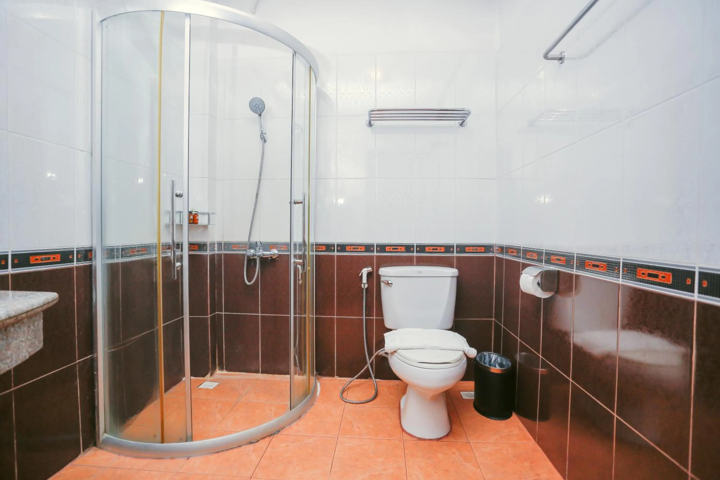 Bathroom in E-Outfitting Vang Thong Hotel