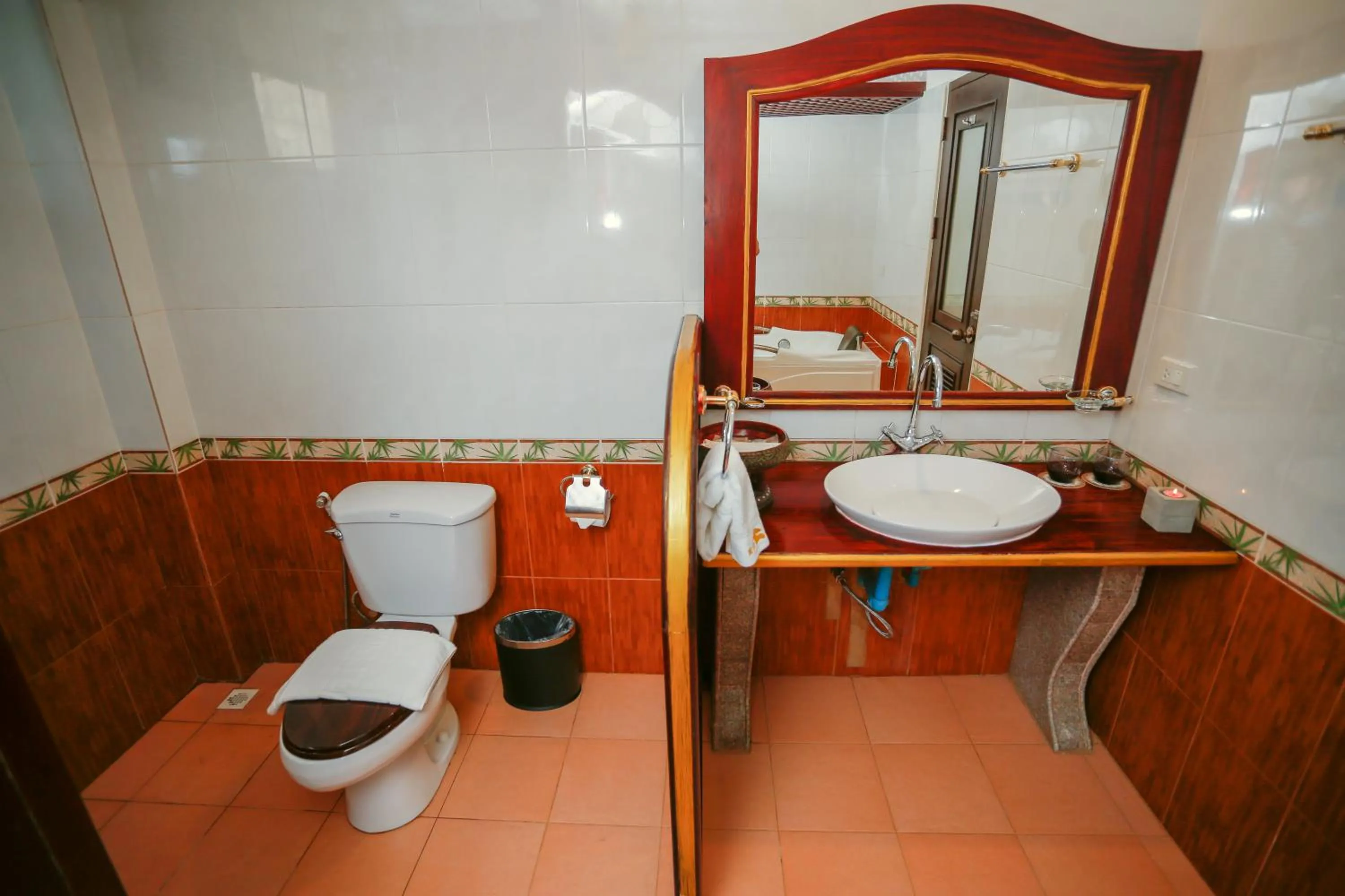 Bathroom in E-Outfitting Vang Thong Hotel