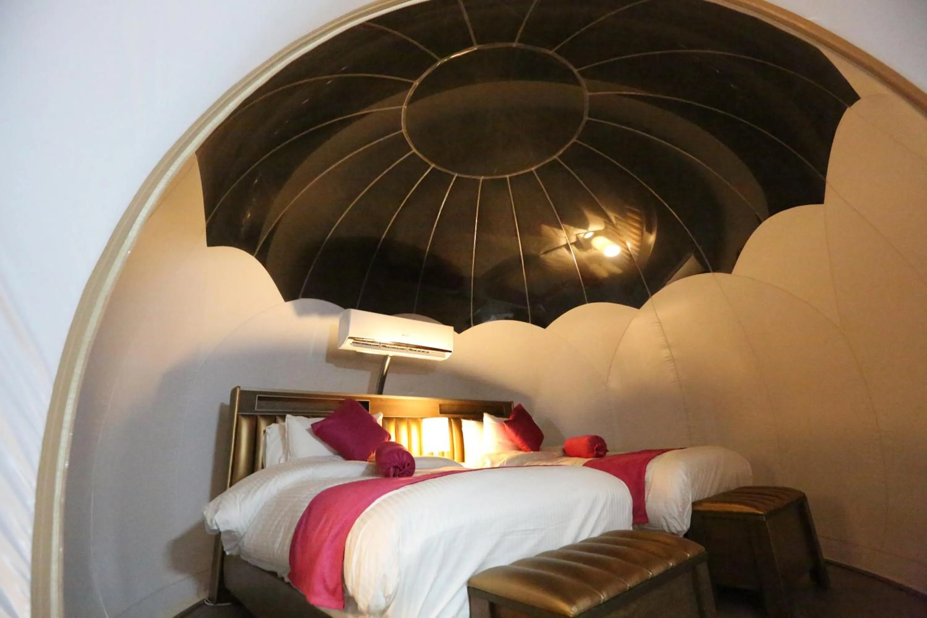 Bedroom, Bed in Wadi Rum Bubble Luxotel