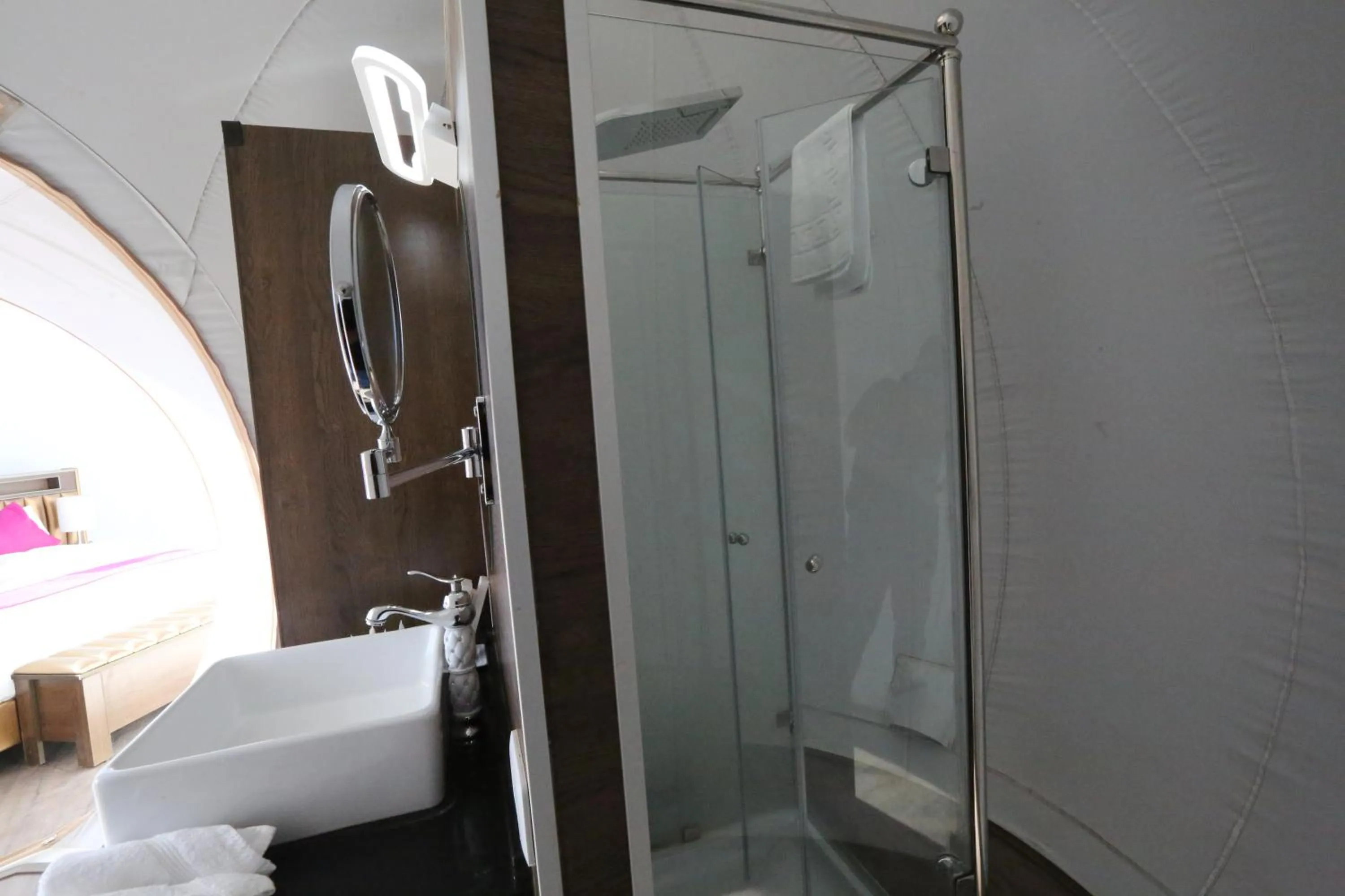 Shower in Wadi Rum Bubble Luxotel