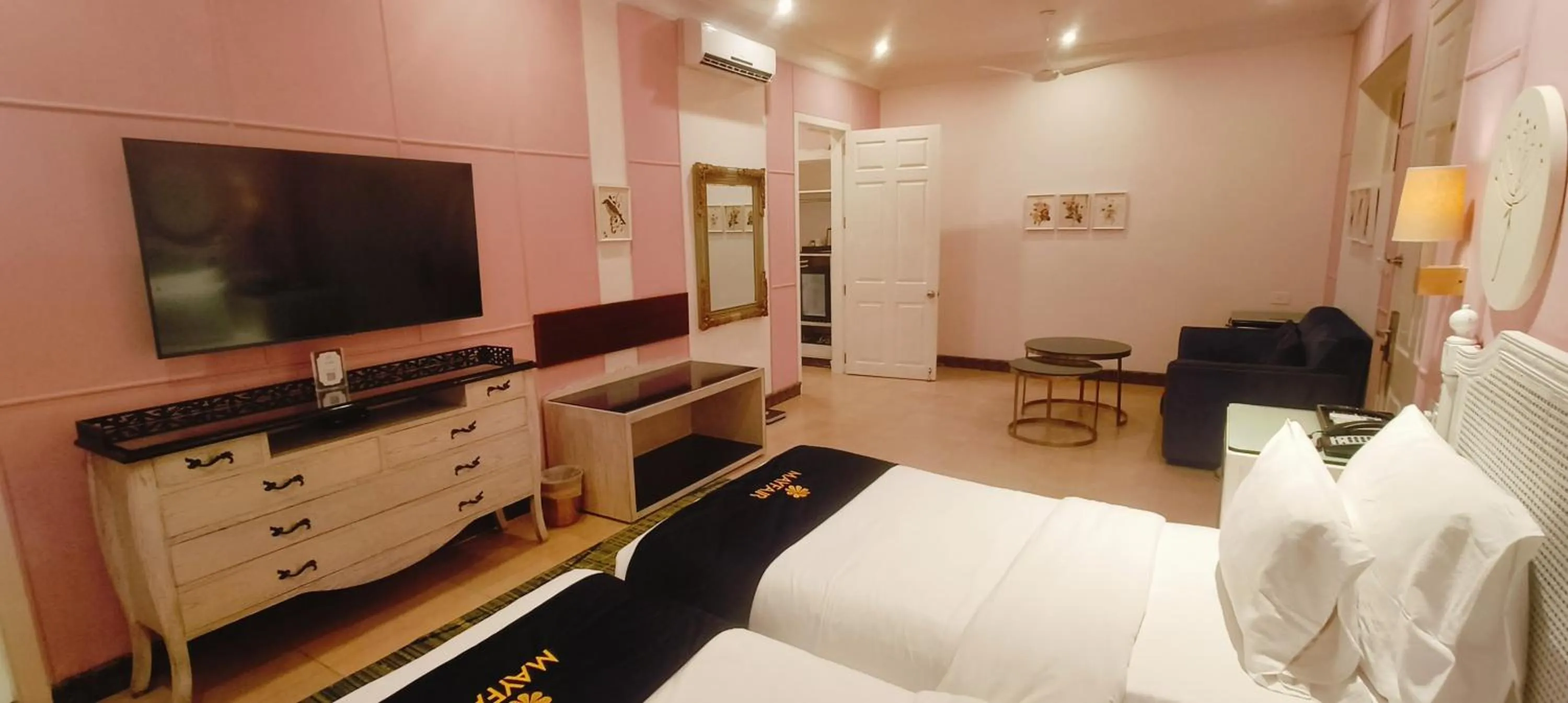 Bedroom, Bed in Mayfair Palm Beach Resort