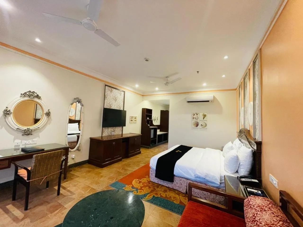 Bedroom, Bed in Mayfair Palm Beach Resort