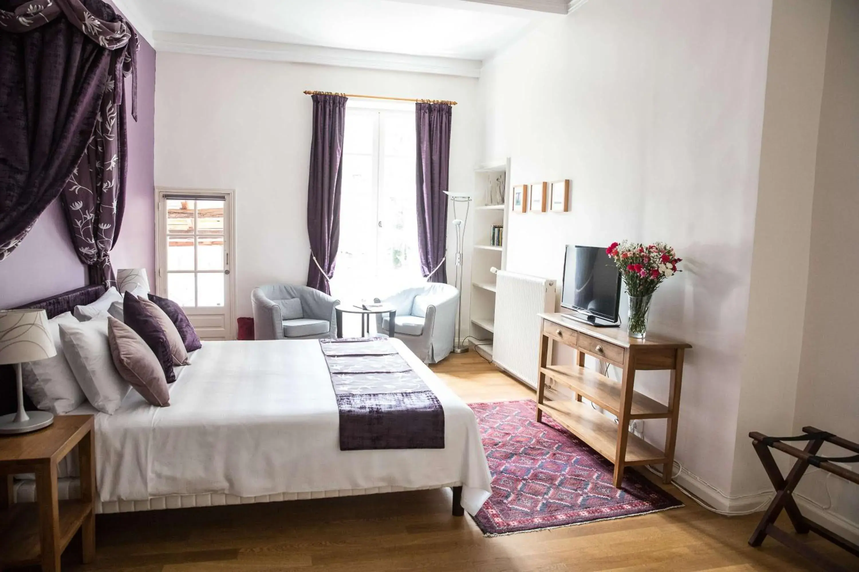 King Room with Mountain View - single occupancy in La Résidence Chambre d'Hotes King Room with Mountain View - single occupancy in La Résidence Chambre d'Hotes