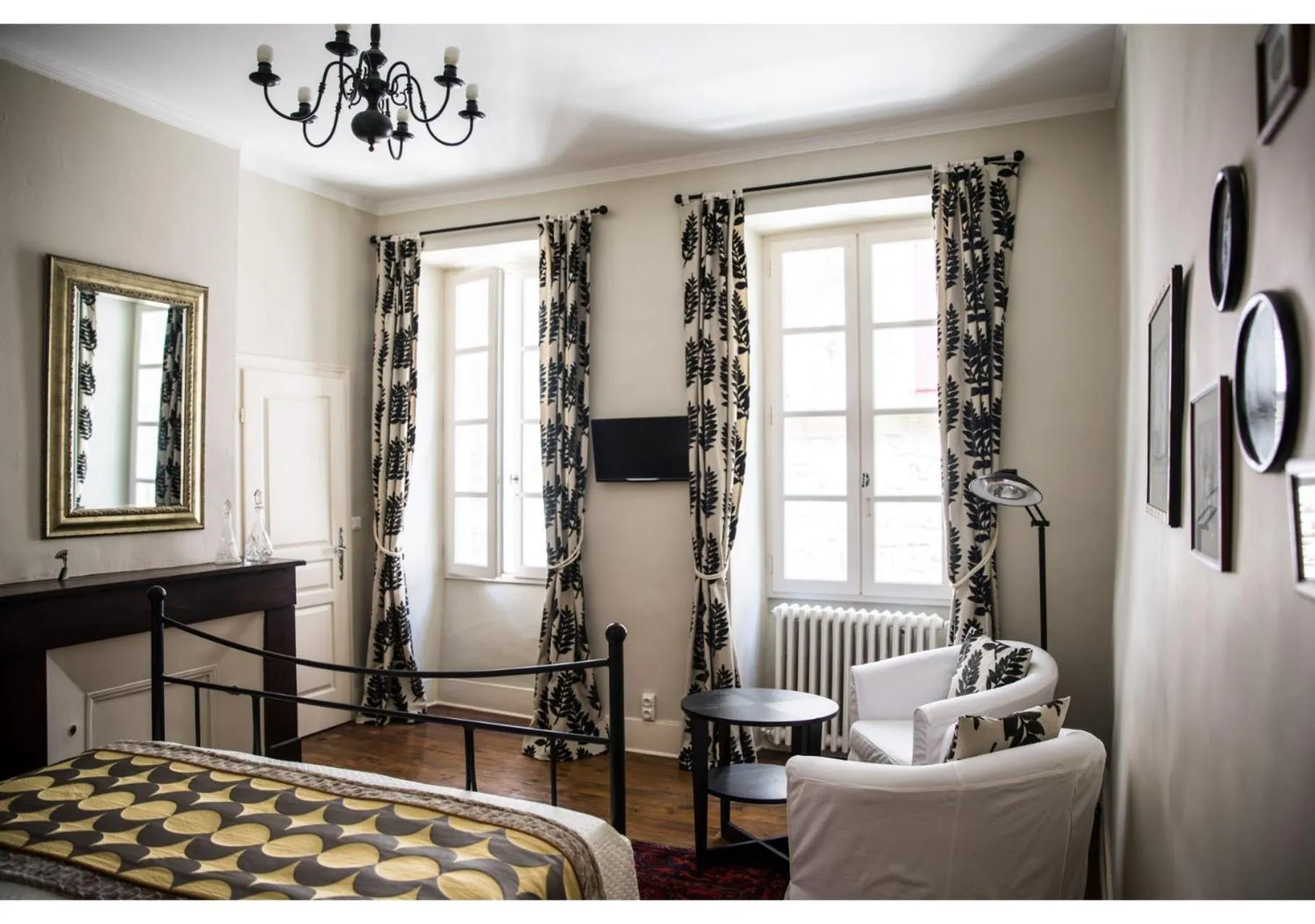 Seating area, Bed in La Résidence Chambre d'Hotes