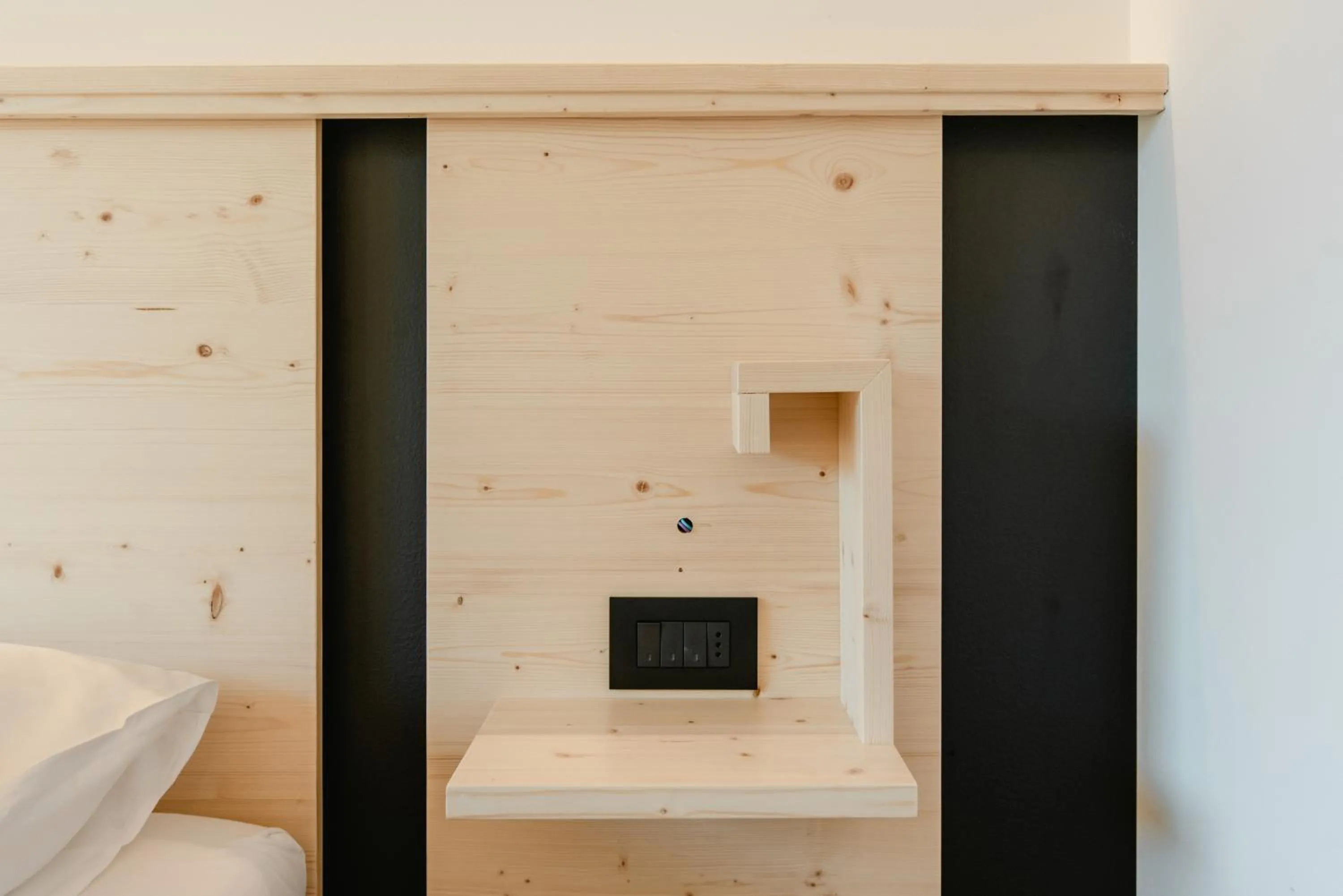 Decorative detail, Bed in Garnì Aurora Bed and Breakfast