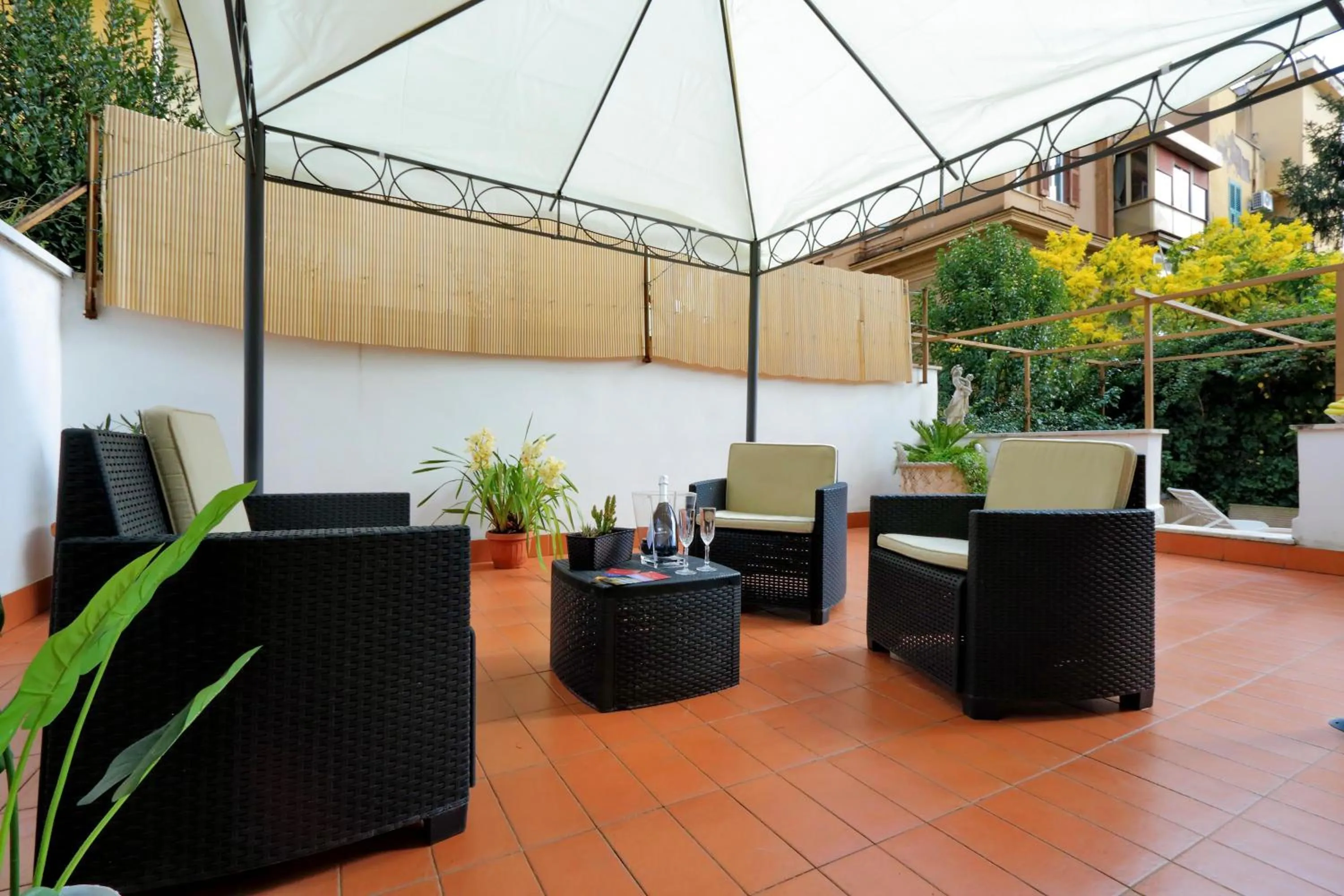 Garden in I Pini di Roma - Rooms & Suites