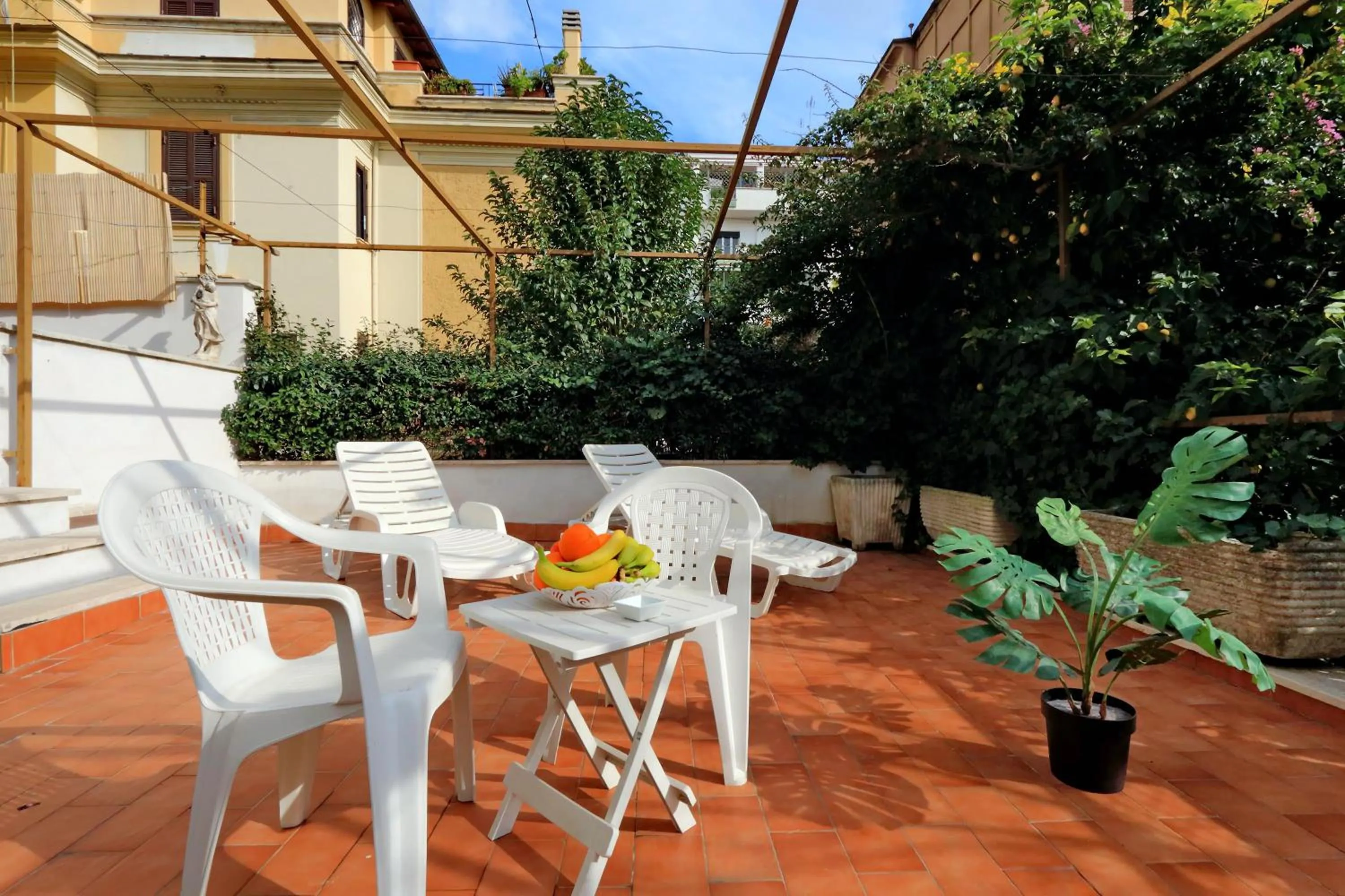 Garden in I Pini di Roma - Rooms & Suites