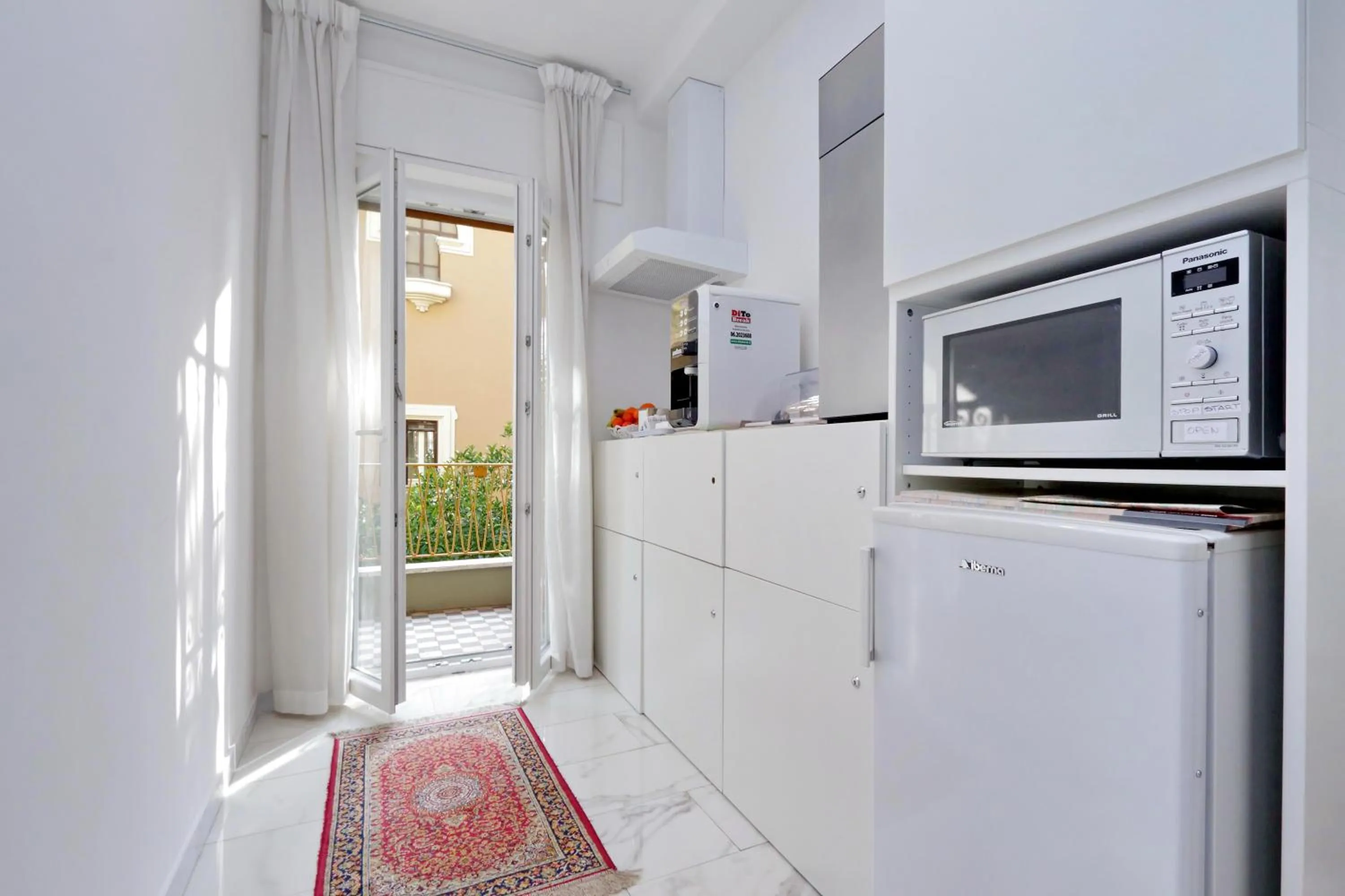 Kitchen or kitchenette in I Pini di Roma - Rooms & Suites