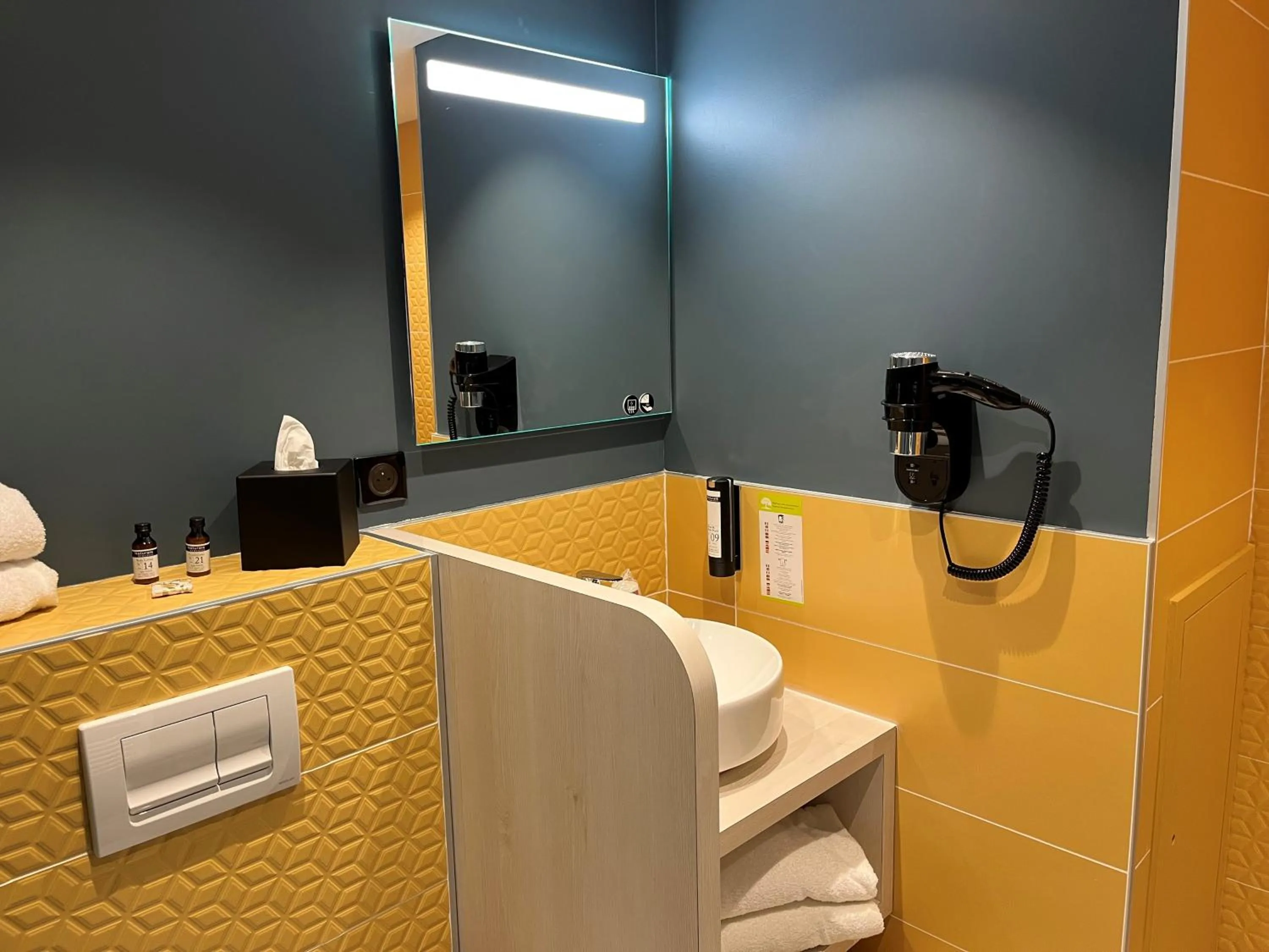 Bathroom in The Originals Boutique, Hôtel Le Marmotel, Clermont-Ferrand