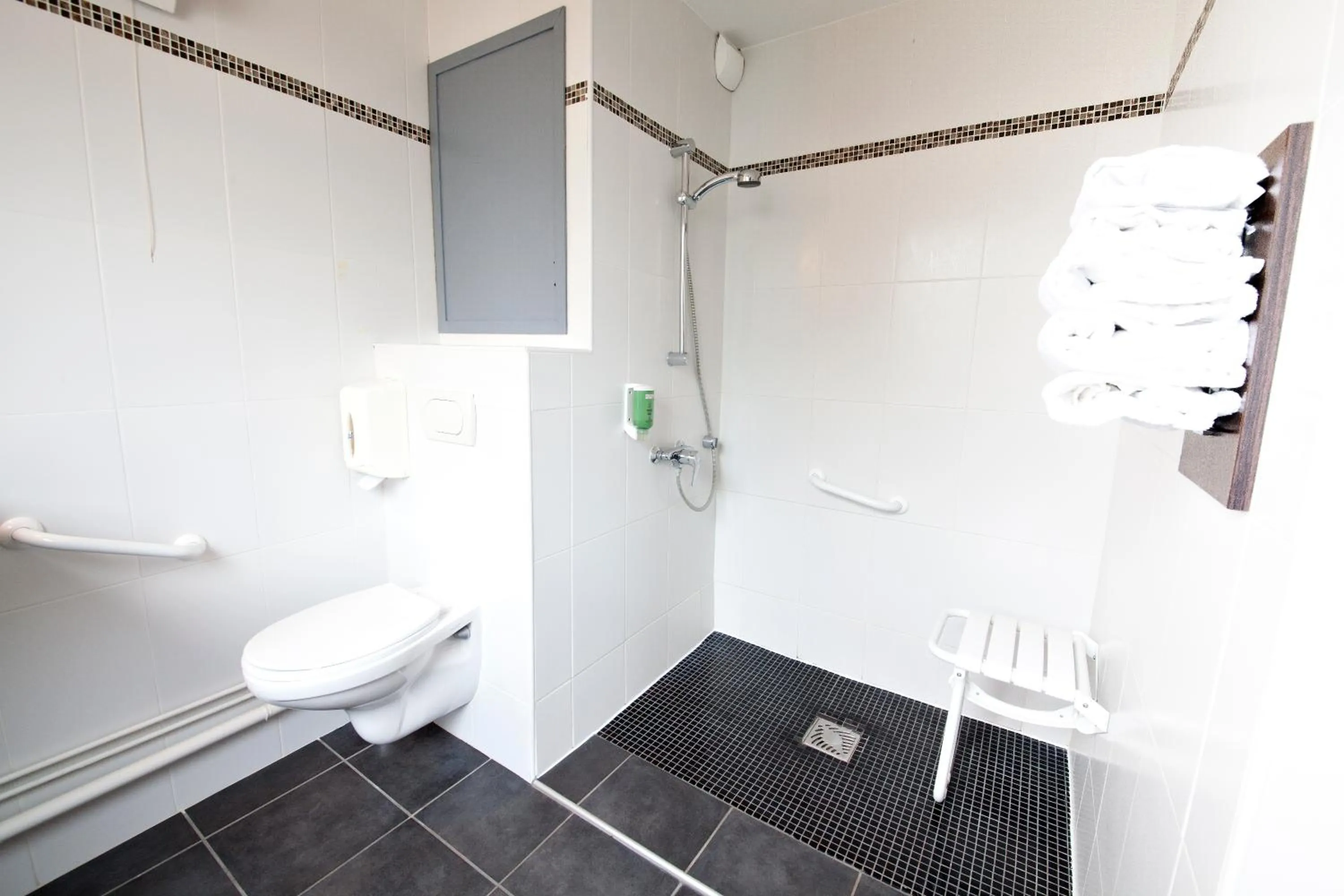 Bathroom in The Originals Boutique, Hôtel Le Marmotel, Clermont-Ferrand