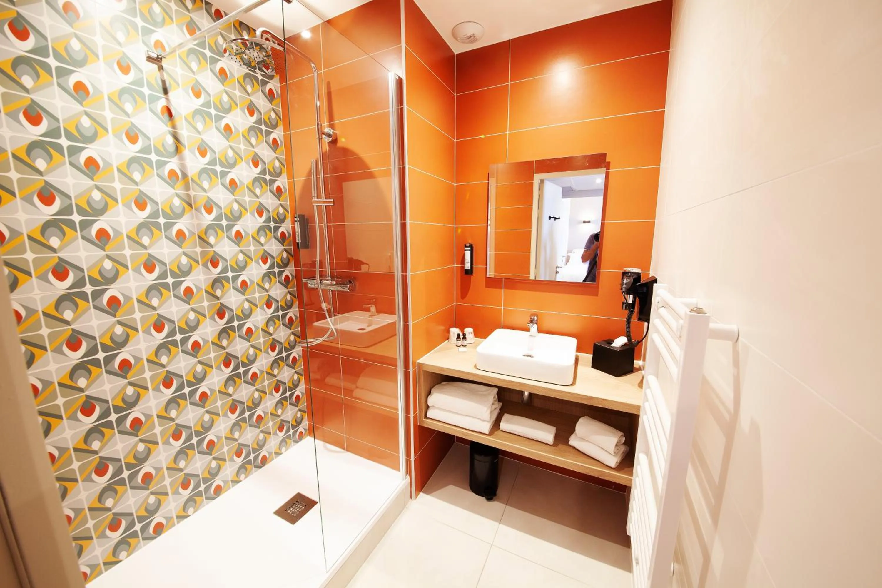 Bathroom, Bed in The Originals Boutique, Hôtel Le Marmotel, Clermont-Ferrand