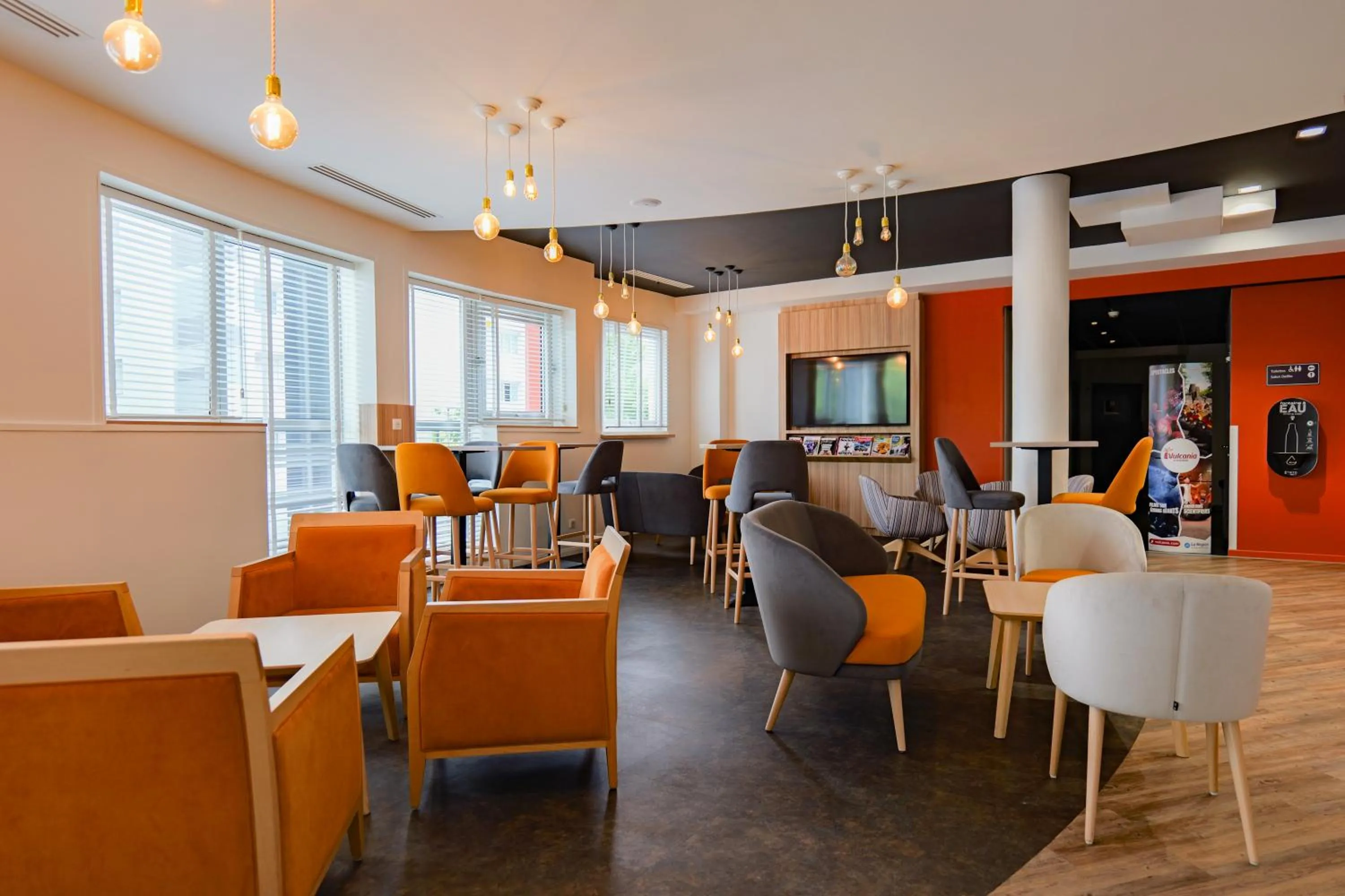 Lounge or bar in The Originals Boutique, Hôtel Le Marmotel, Clermont-Ferrand