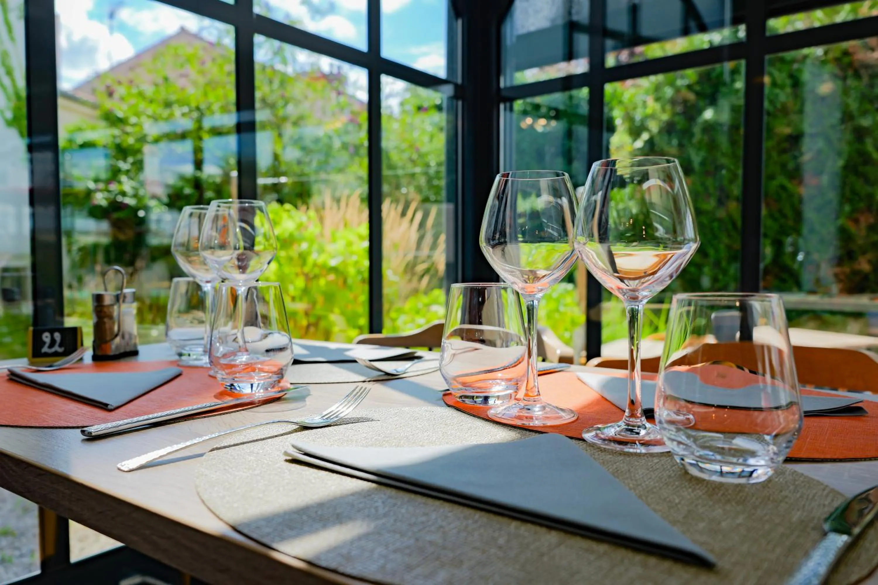 Restaurant/places to eat in The Originals Boutique, Hôtel Le Marmotel, Clermont-Ferrand