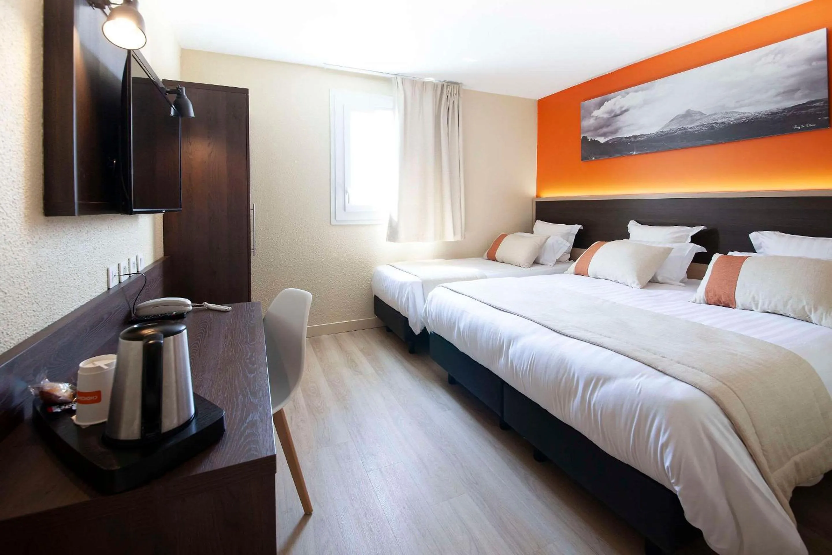 Bedroom, Bed in The Originals Boutique, Hôtel Le Marmotel, Clermont-Ferrand